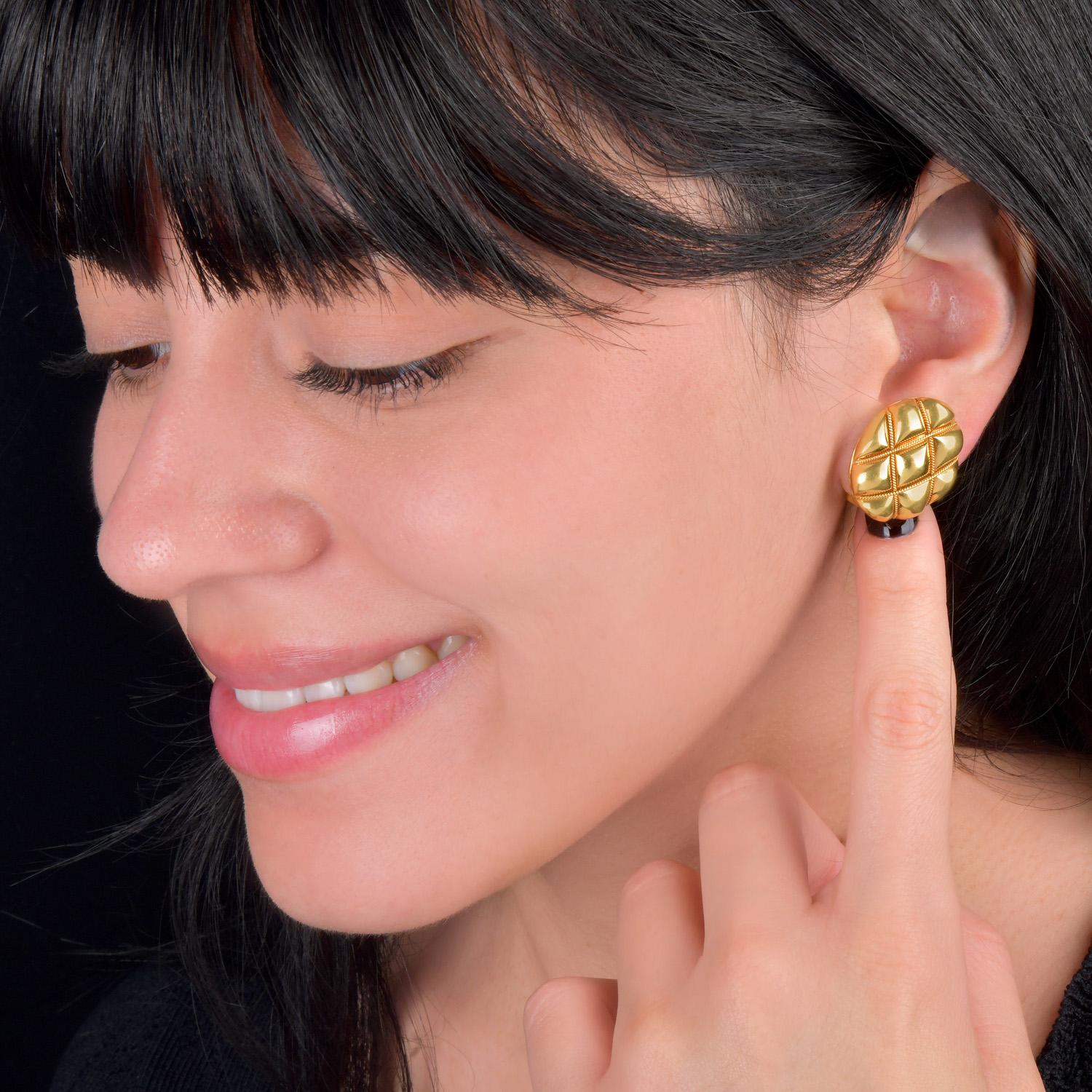Tiffany & Co. Vintage  Iconic 1980s 18K Yellow Gold Quilted Clip Earrings In Excellent Condition For Sale In Miami, FL