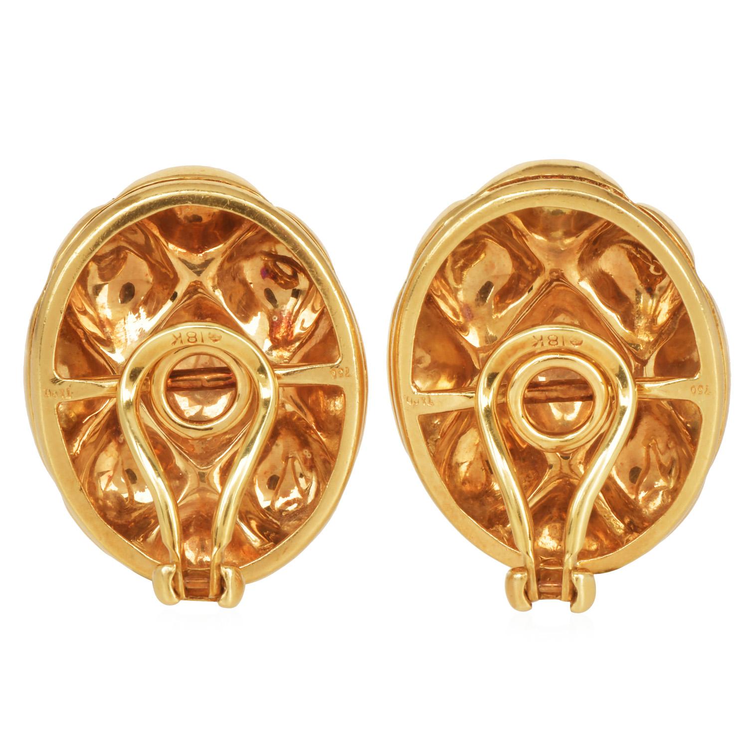 Tiffany & Co. Vintage  Iconic 1980s 18K Yellow Gold Quilted Clip Earrings For Sale 2