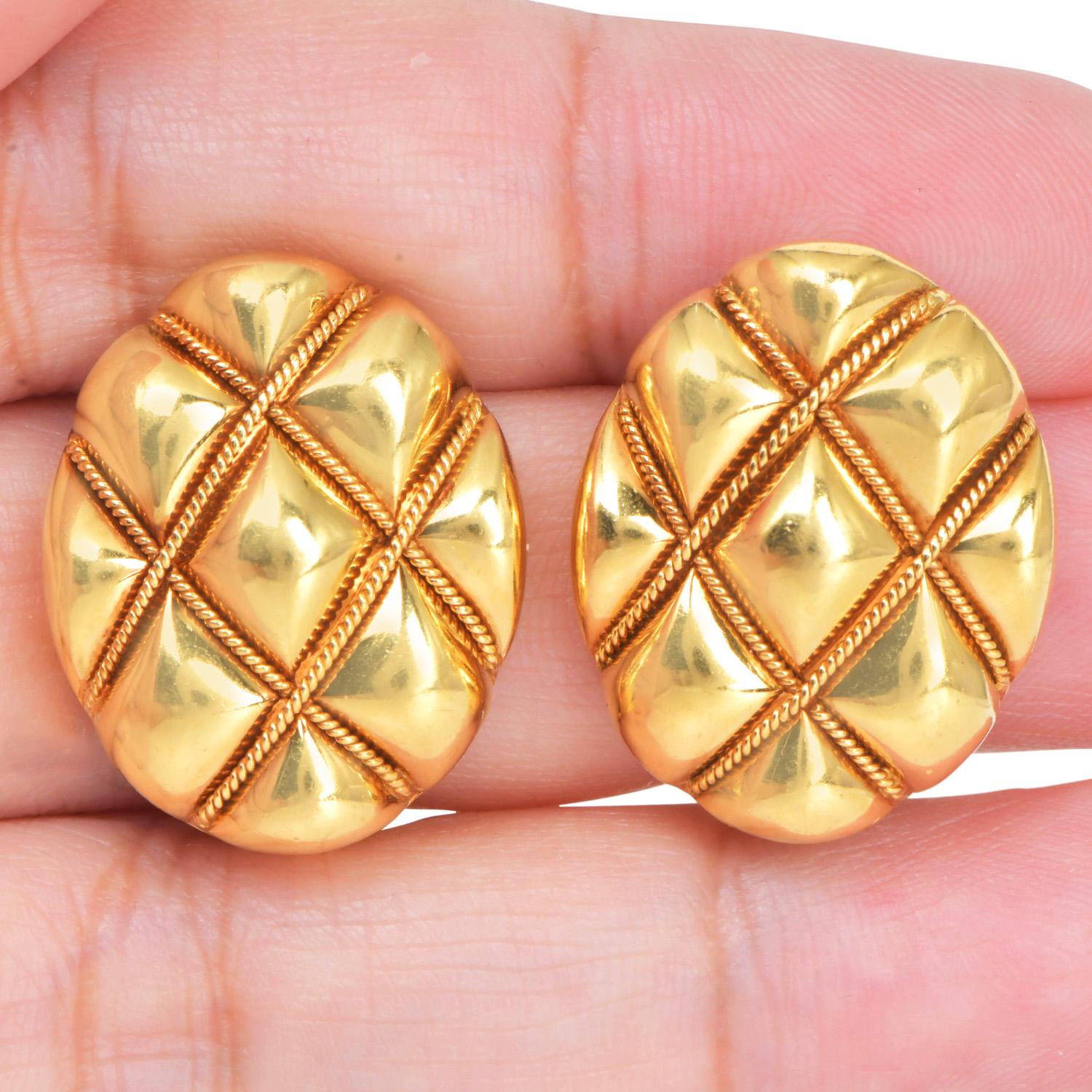 Tiffany & Co. Vintage  Iconic 1980s 18K Yellow Gold Quilted Clip Earrings For Sale 4
