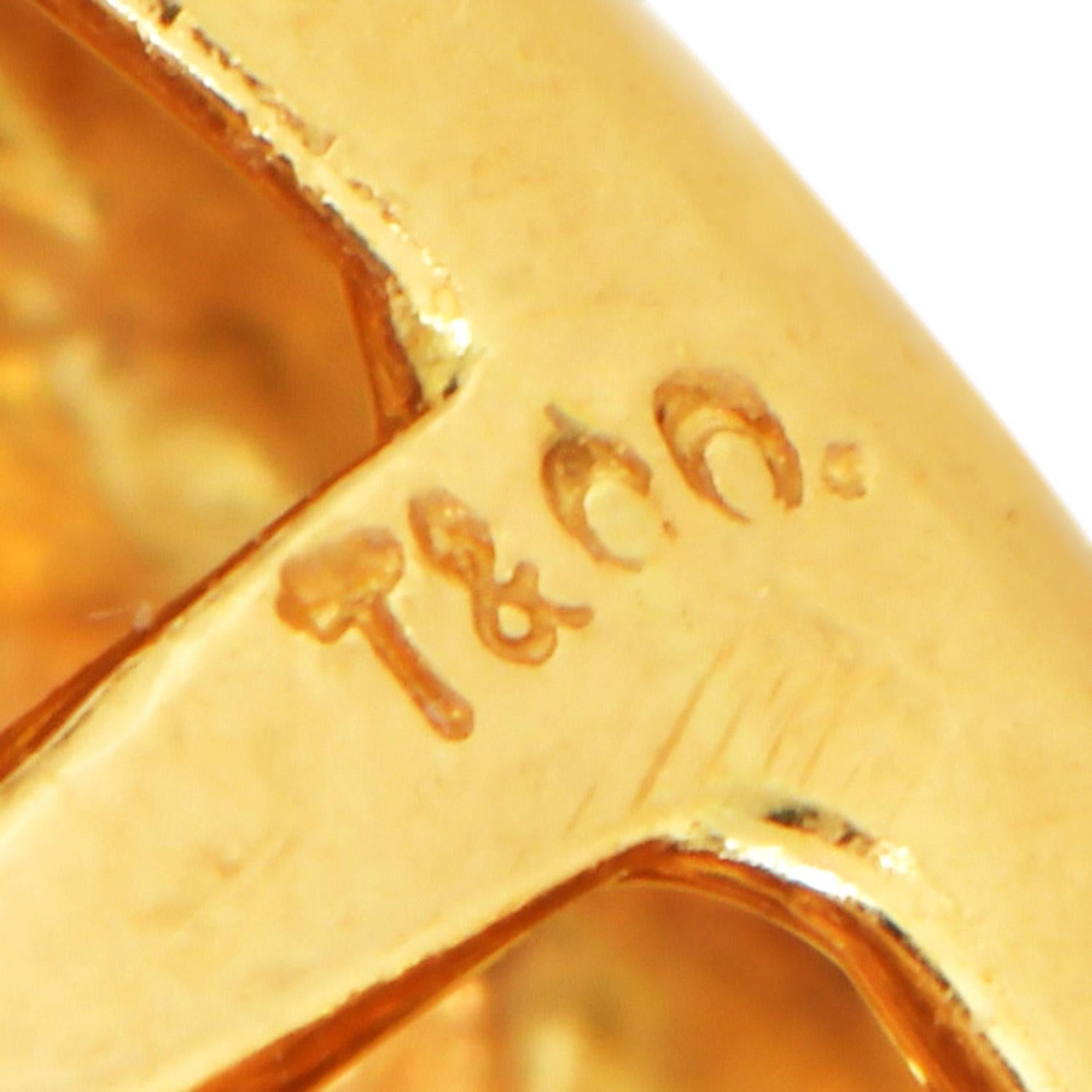 Tiffany & Co. Vintage  Iconic 1980s 18K Yellow Gold Quilted Clip Earrings For Sale 5