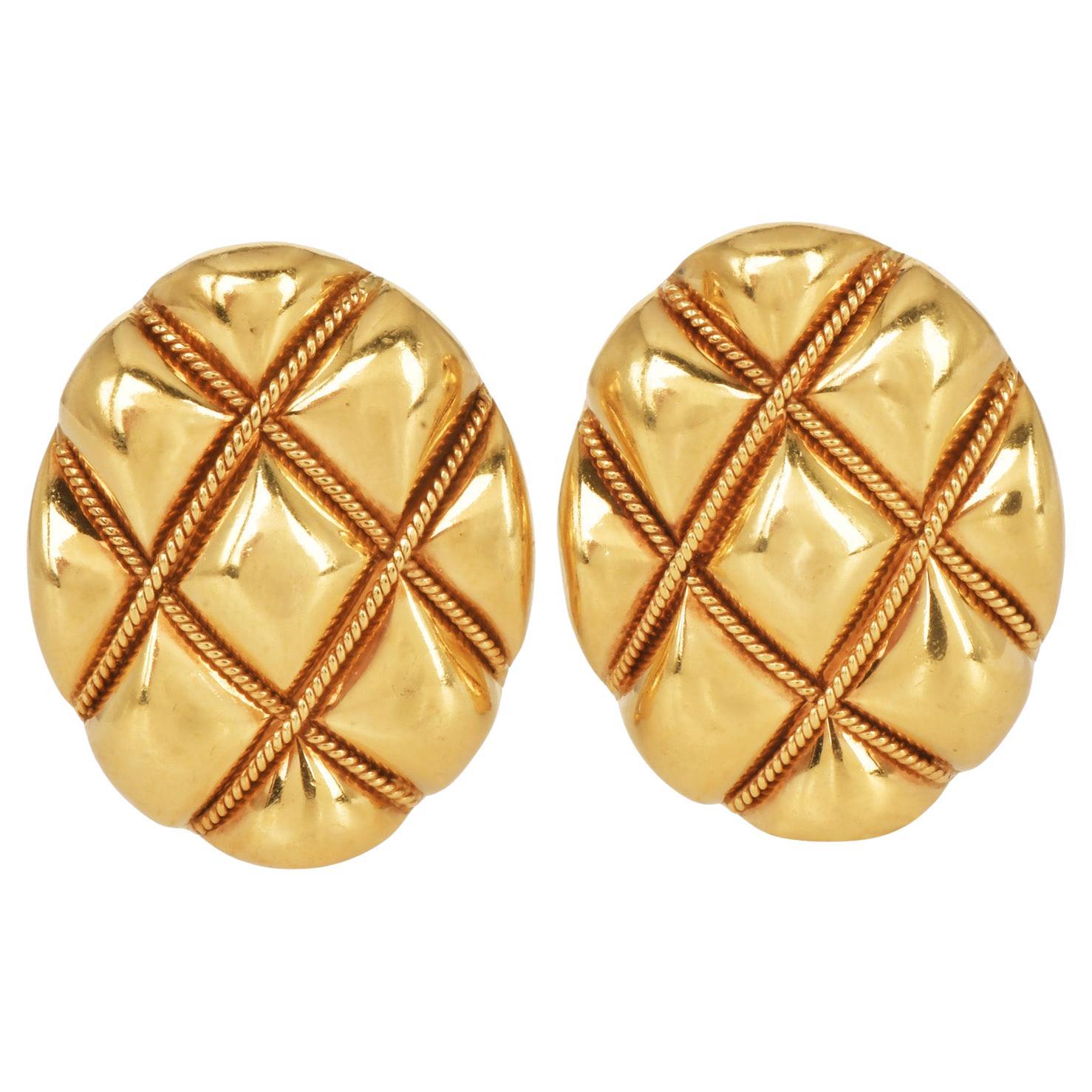 Tiffany 
Co. Vintage  Boucles d
oreilles à clip matelassées en or jaune 18K, emblématiques des années 1980