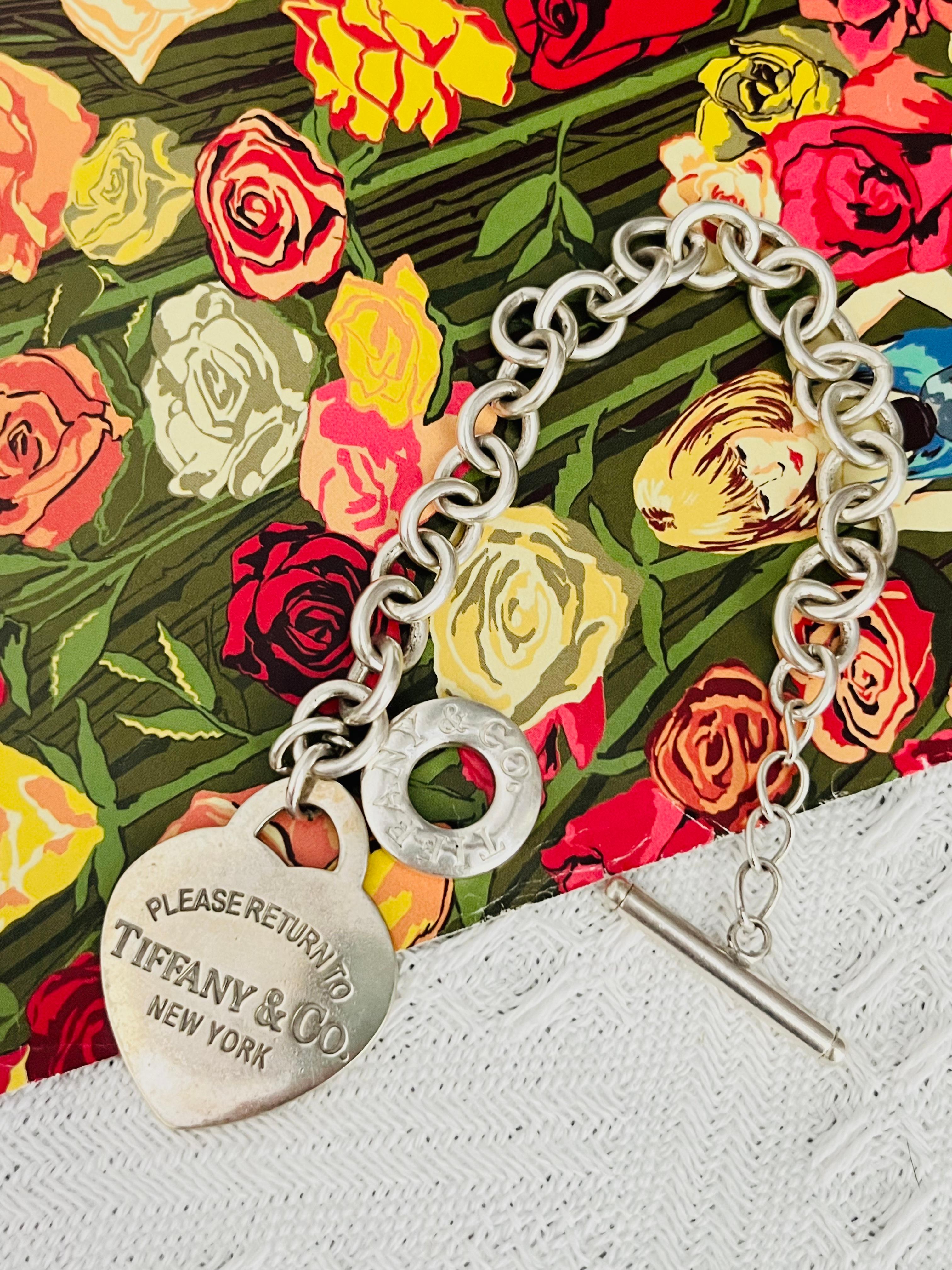 Tiffany & Co Vintage Unisex Large Heart Love Please Return To Charm Tag Interlocked Toggle Chain Chunky Bracelet, 925 Sterling Silver

Very good condition. Light scratches or colour loss. 100% Genuine.

Material: 925 sterling silver.

Size: chain