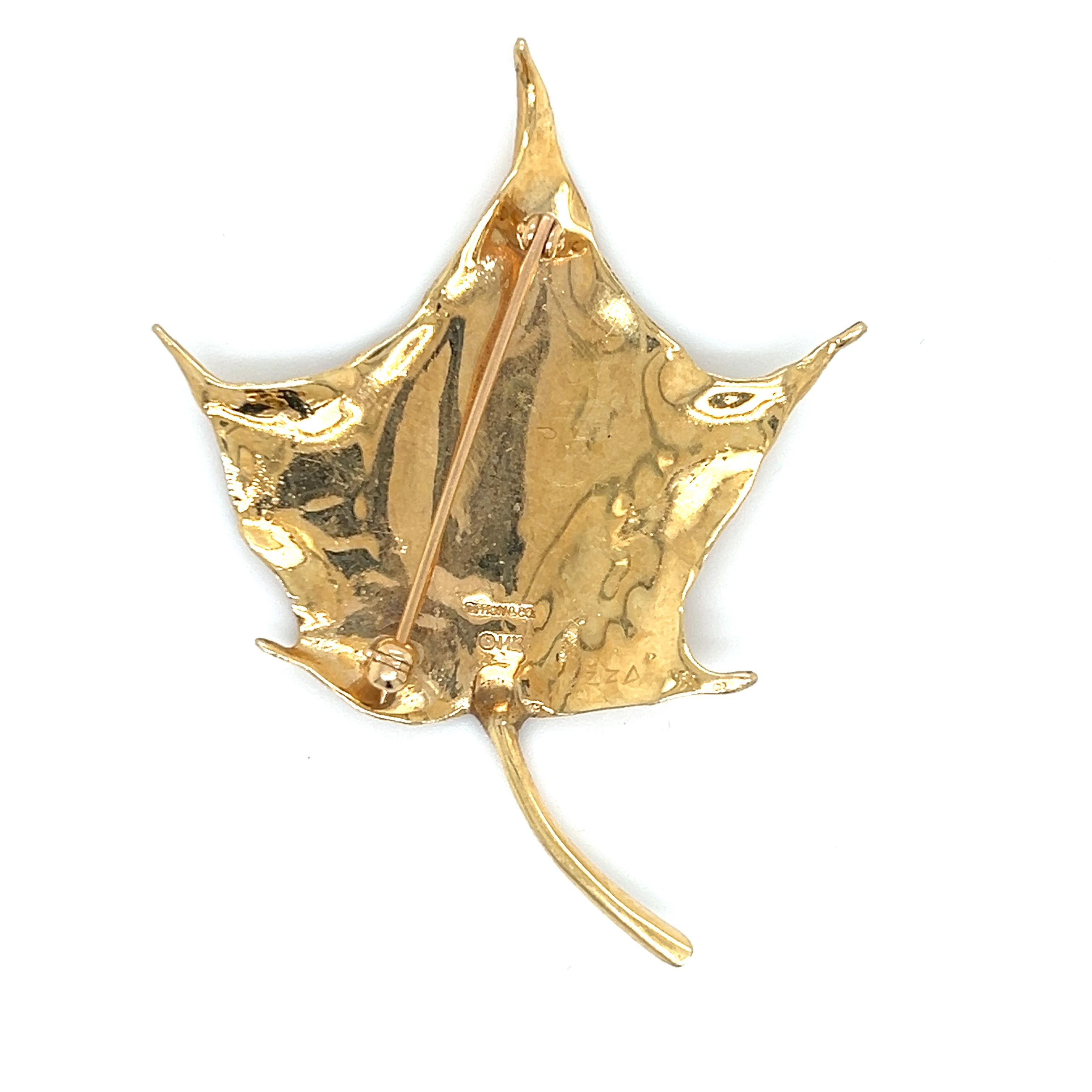 Tiffany & Co Vintage Maple Leaf Golden Brooch Pin In Good Condition For Sale In MIAMI, FL