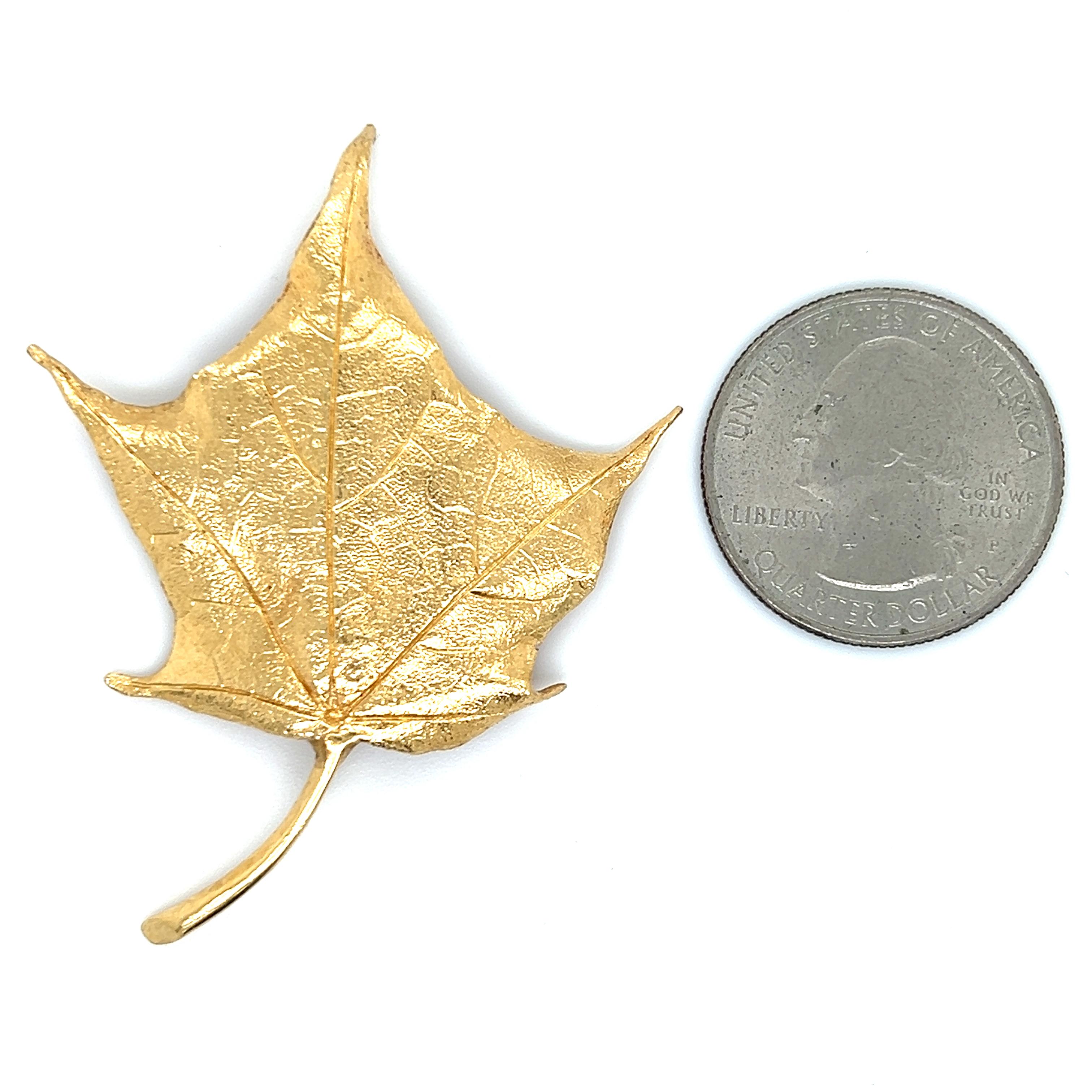 Women's or Men's Tiffany & Co Vintage Maple Leaf Golden Brooch Pin For Sale