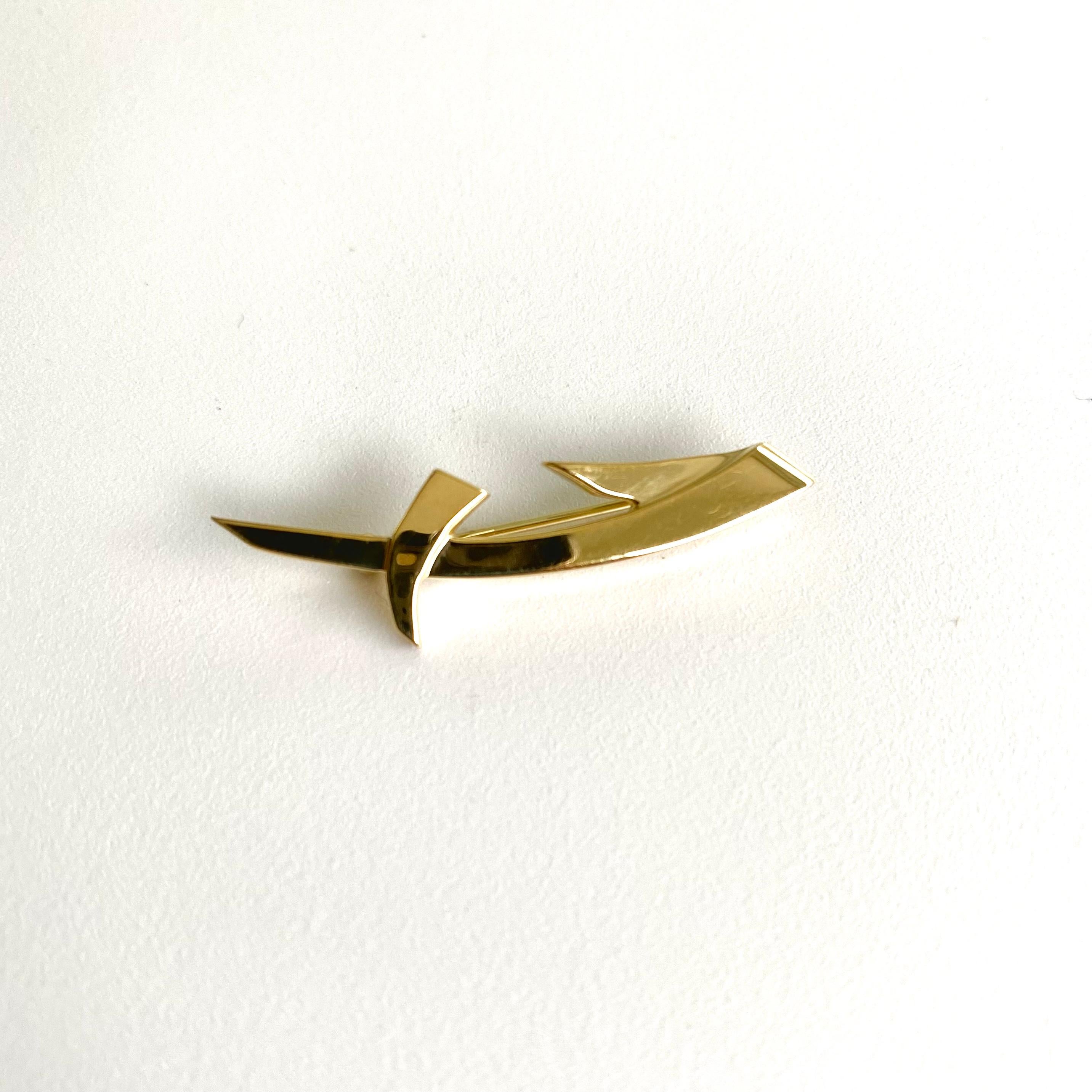 Tiffany Co Vintage Paloma Picasso Rare Modernist 1.60 Inch 18 Karat Gold Brooch In Good Condition For Sale In New York, NY