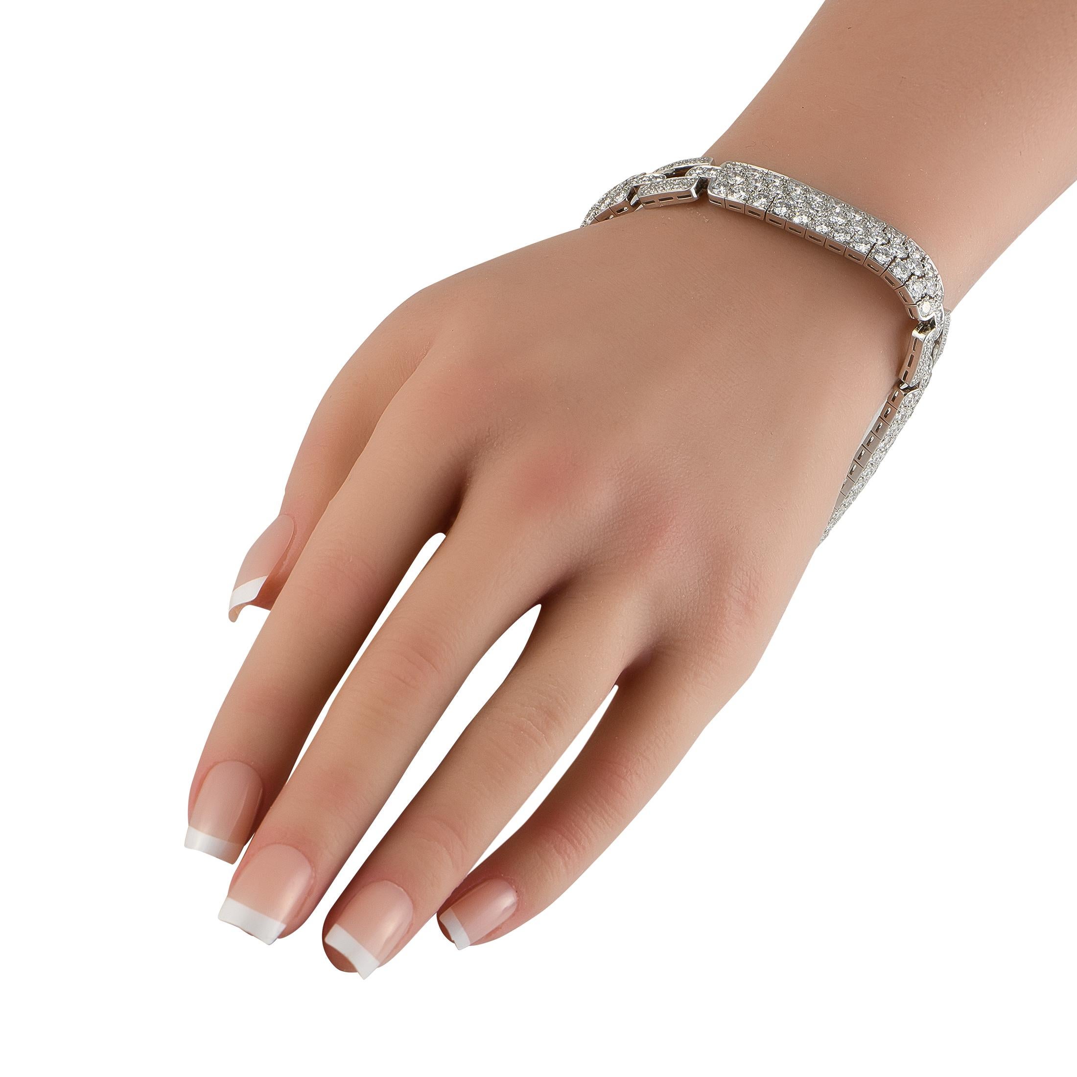 Diamantes con un peso total de 16,95 quilates cubren la totalidad de esta pulsera vintage Tiffany & Co. Esta pieza vintage impecablemente elaborada ejemplifica por qué la marca se ha convertido en sinónimo de lujo atemporal. Engarzada en platino,