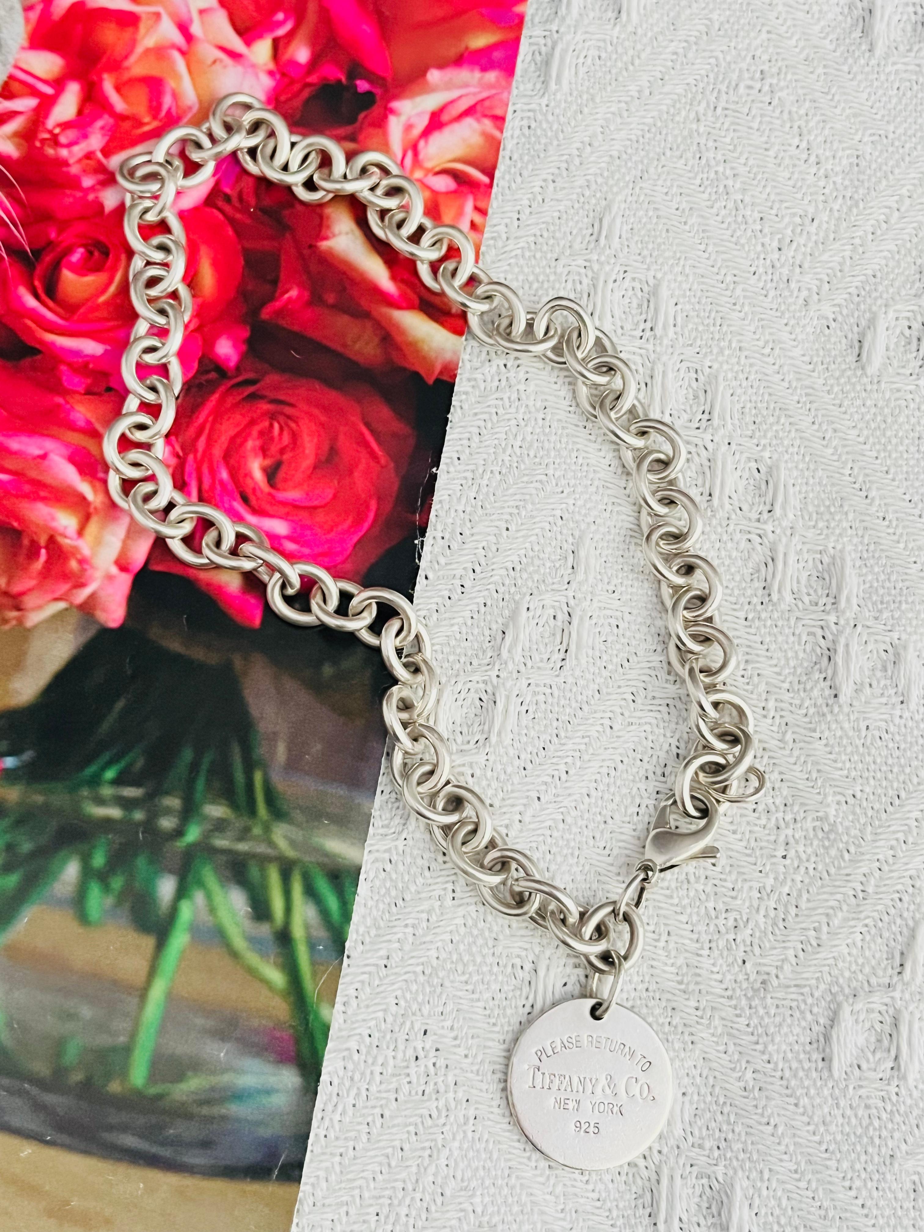 Tiffany & Co Vintage Unisex Please Return To Round Circle Interlocked Elegant Modernist Chunky Charm Charm Pendant Choker Collar Necklace,  Argent sterling 925

Très bon état. Légères rayures ou perte de couleur. 100% authentique.

Matière : Argent