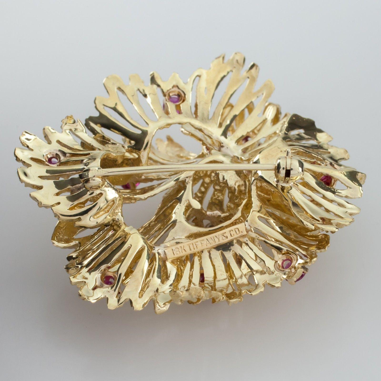 Tiffany & Co. Brosche mit Rubin und Diamant aus 18 Karat Gelbgold im Zustand „Gut“ im Angebot in Sherman Oaks, CA