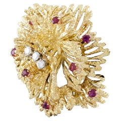 Tiffany & Co. Broche vintage de oro amarillo de 18 quilates con rubíes y diamantes