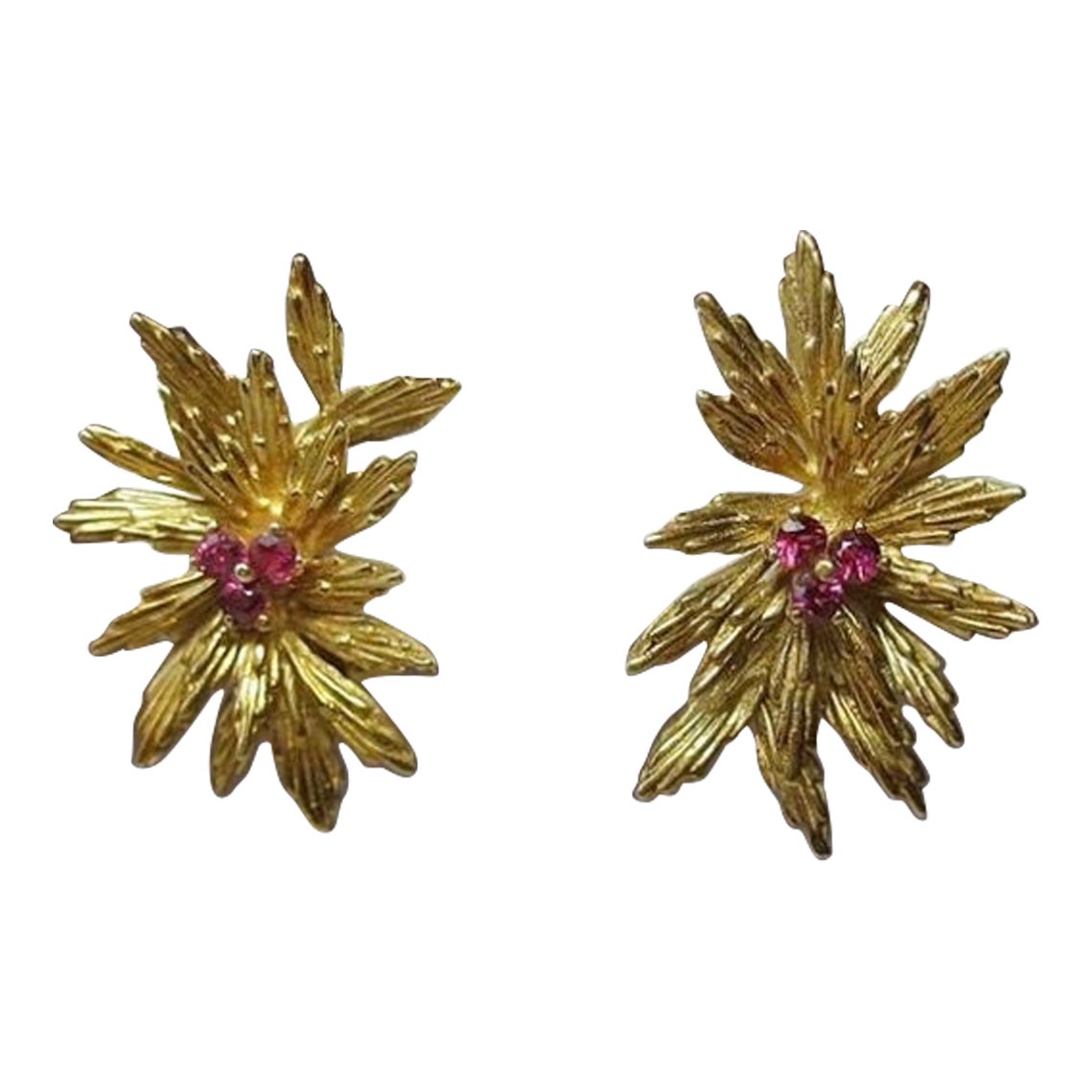 Tiffany & Co. Vintage Ruby Floral Clip Earrings, 18K Gold, Circa 1940 For Sale
