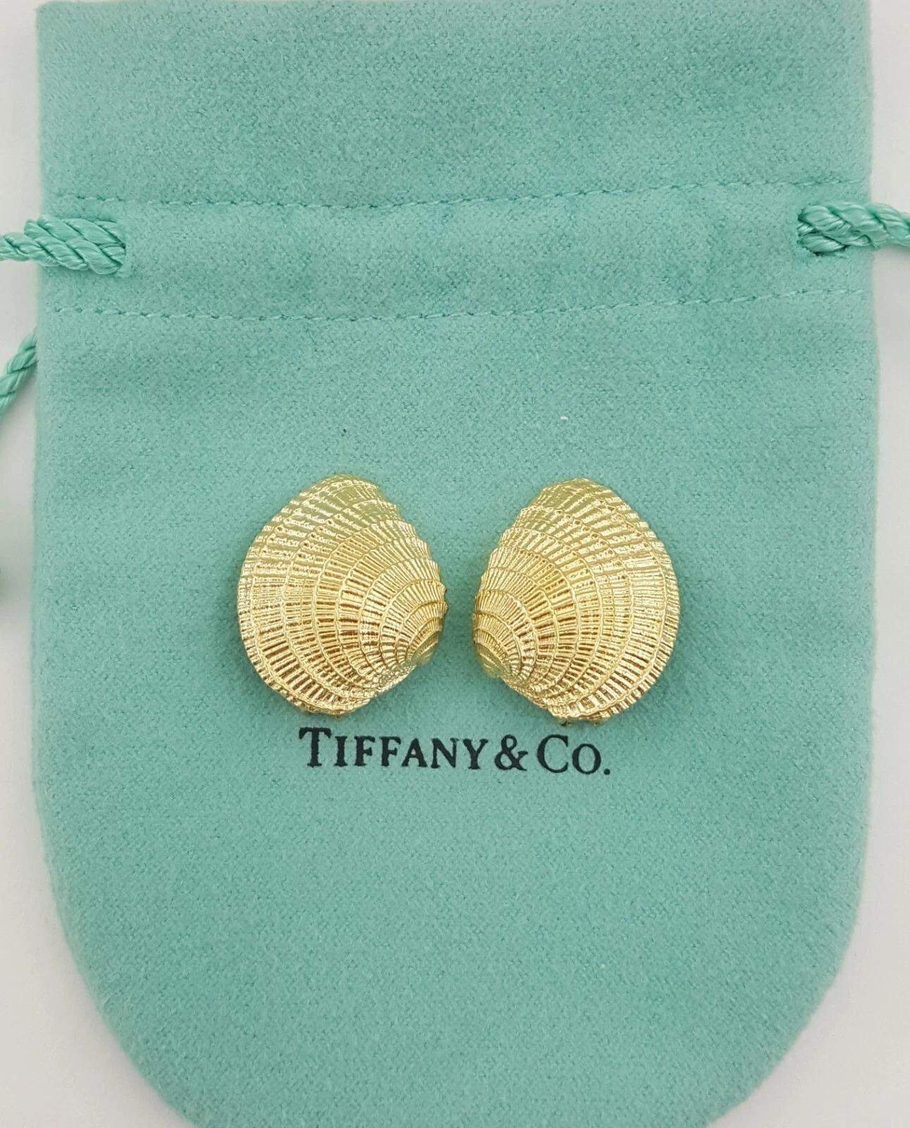 Tiffany & Co Vintage 

Seashell Scallop Shell Omega Clip on Earrings 14K Yellow Gold.



The earrings weigh 13.8 grams, ~20 x 23.7 x 5.5mm(WxHxD), solid 14k Yellow Gold, in like-new condition, are stamped 