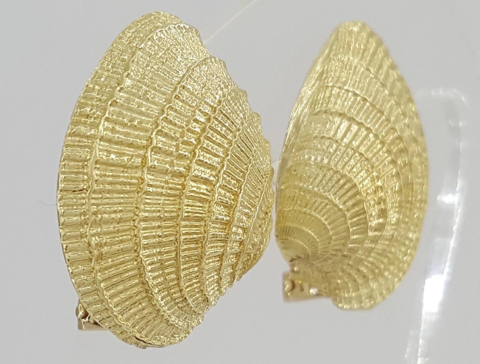 Contemporary Tiffany & Co Vintage  Seashell Scallop Shell Omega Clip on Earrings For Sale