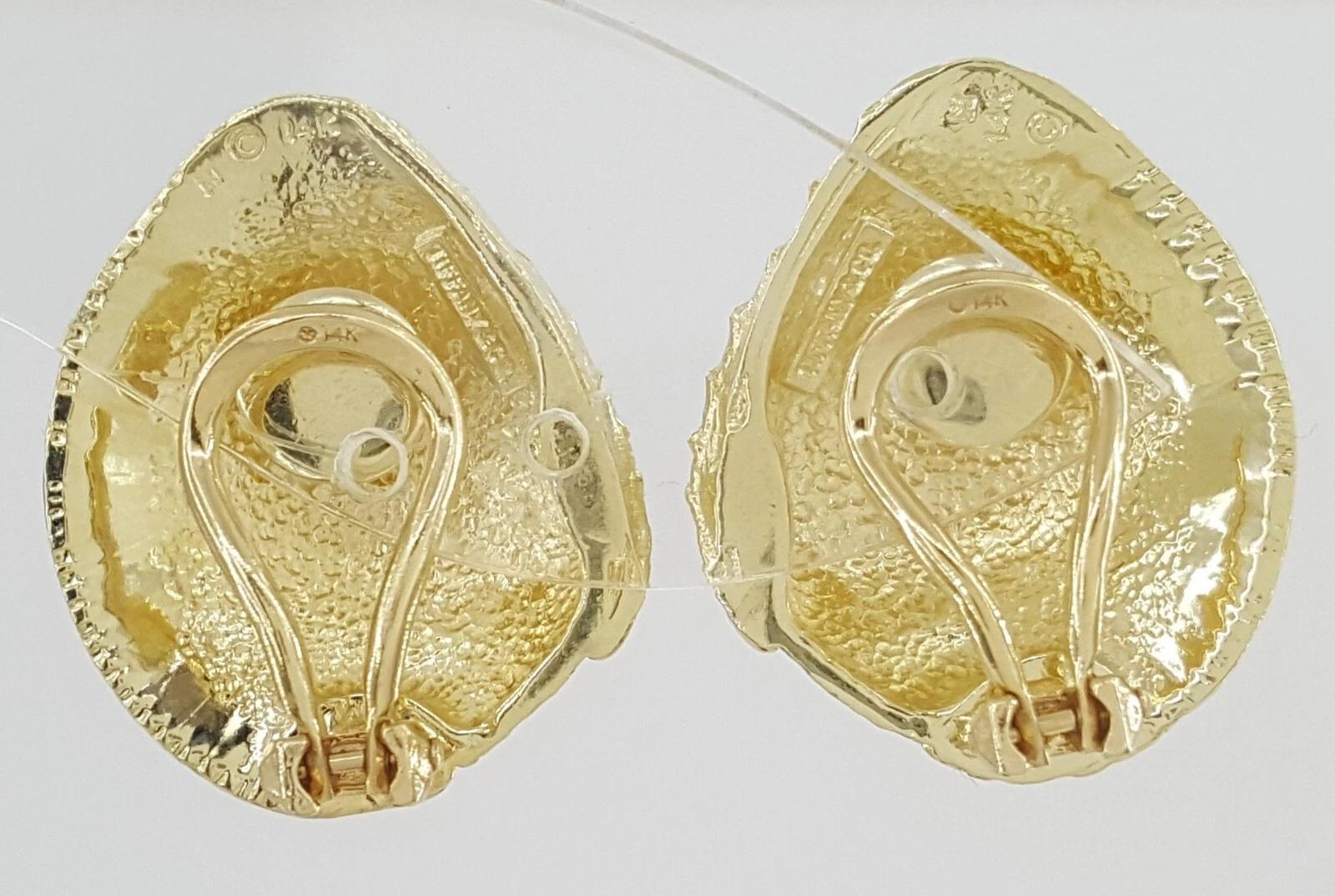 Tiffany & Co Vintage  Seashell Scallop Shell Omega Clip on Earrings In Excellent Condition For Sale In Chicago, IL
