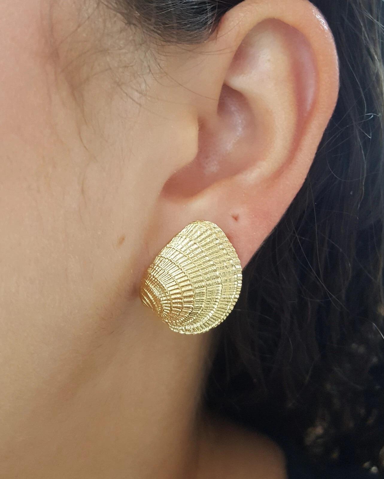 Women's or Men's Tiffany & Co Vintage  Seashell Scallop Shell Omega Clip on Earrings For Sale