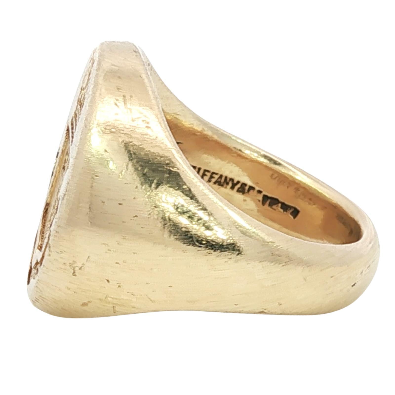 Tiffany & Co. Anello con sigillo d'epoca in oro giallo 18 carati, misura 7, pesante in vendita 1