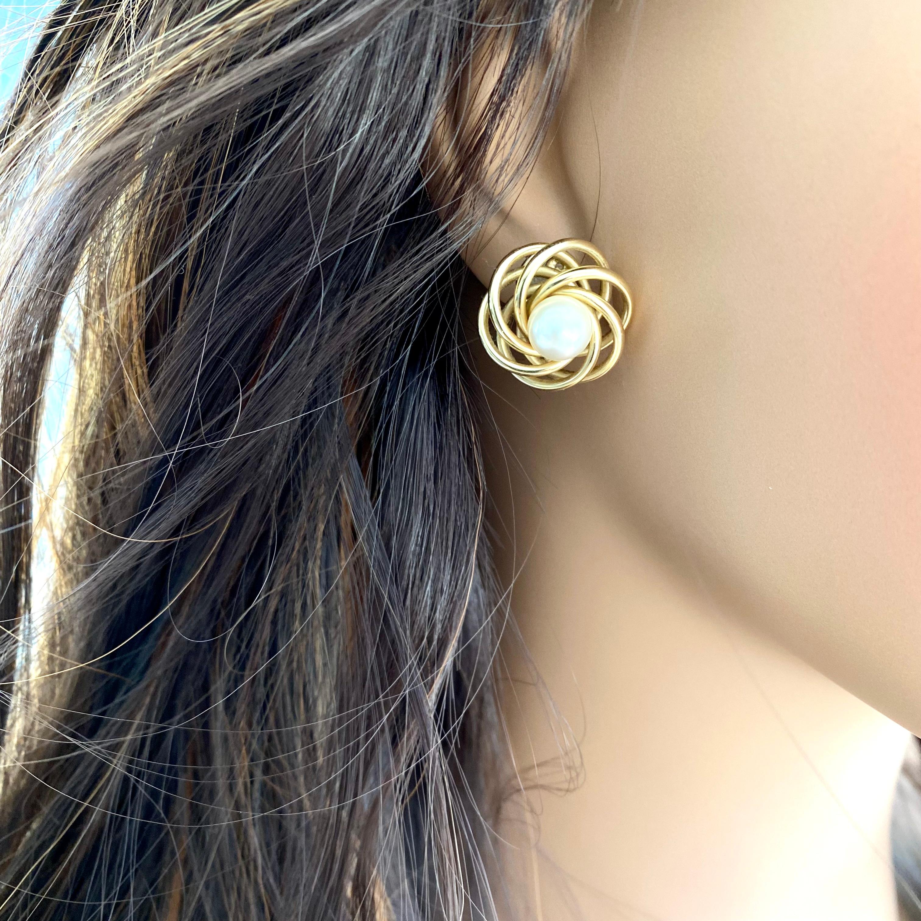Tiffany Co, boucles d'oreilles vintage en or jaune 14 carats avec perles sphériques de 0,75 pouce Bon état - En vente à New York, NY