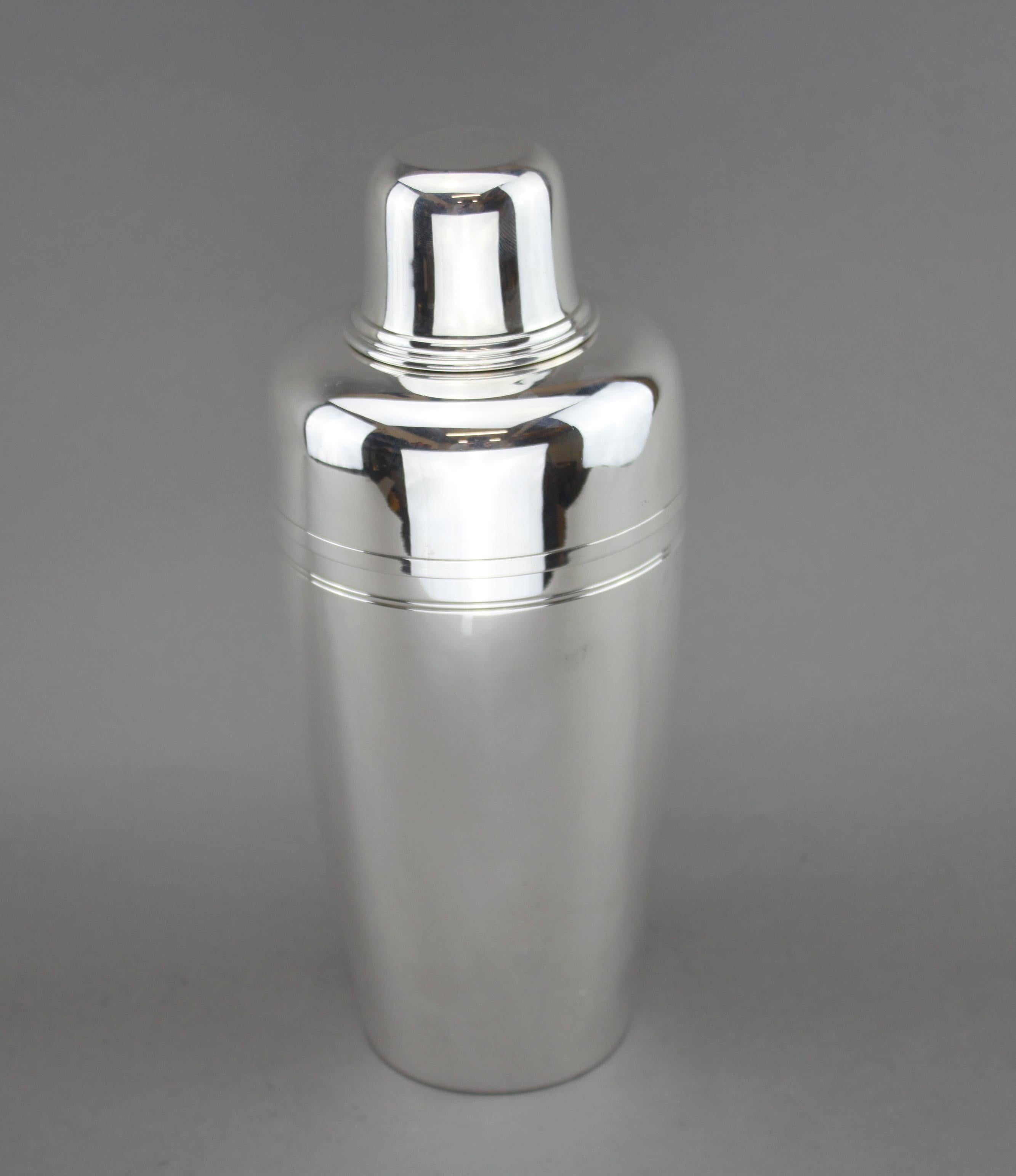 Vintage sterling silver cocktail shaker.

Made by Tiffany & Co, United States circa 1940 (Directorship of John C. Moore II)
Fully hallmarked.

Dimensions: 
Diameter: 10.2 cm
Height: 23.3 cm
Capacity: 2 Pints
Weight: 611 grams

Condition:
