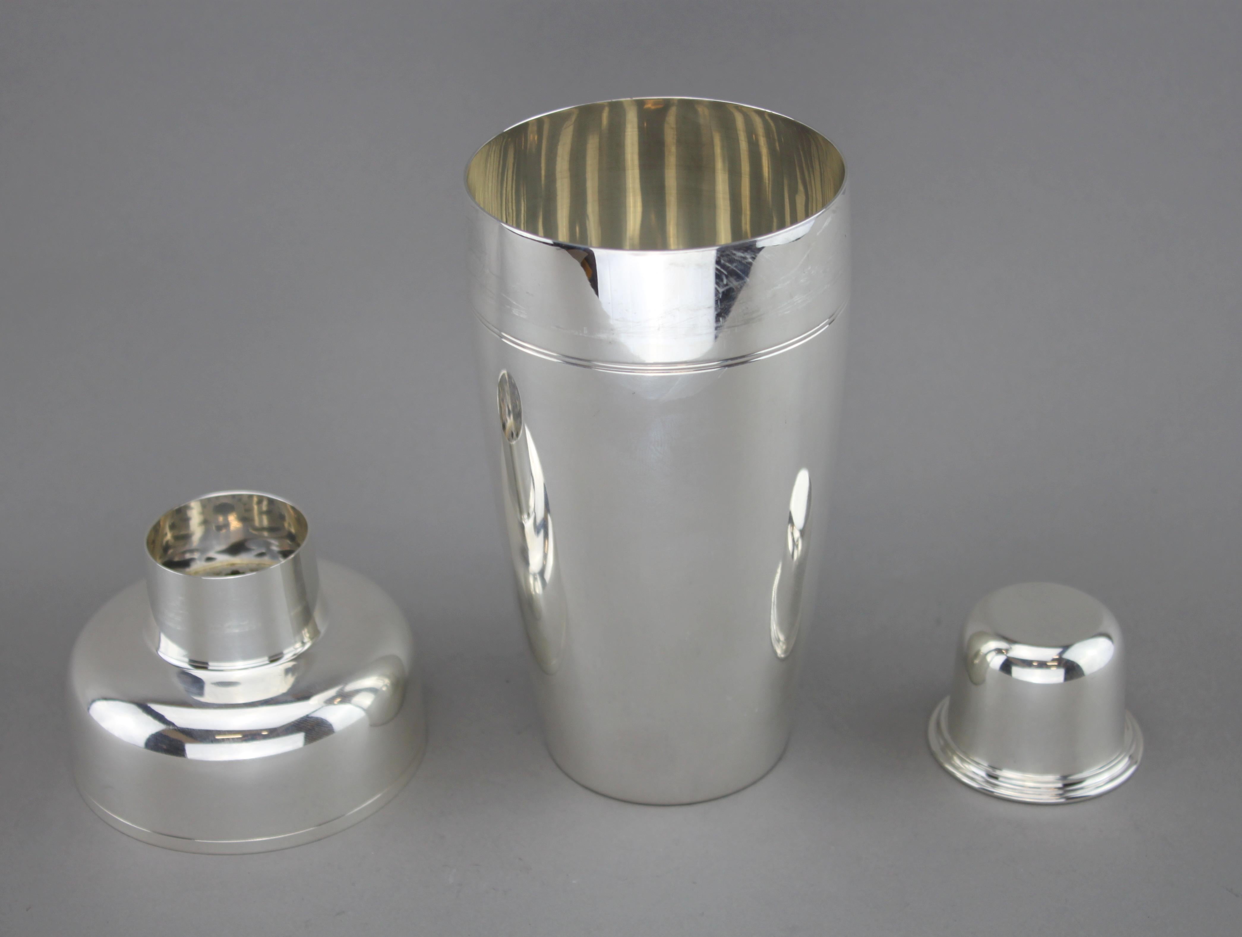 Tiffany & Co. Vintage Sterling Silver Cocktail Shaker, USA, circa 1940s In Excellent Condition In Braintree, GB