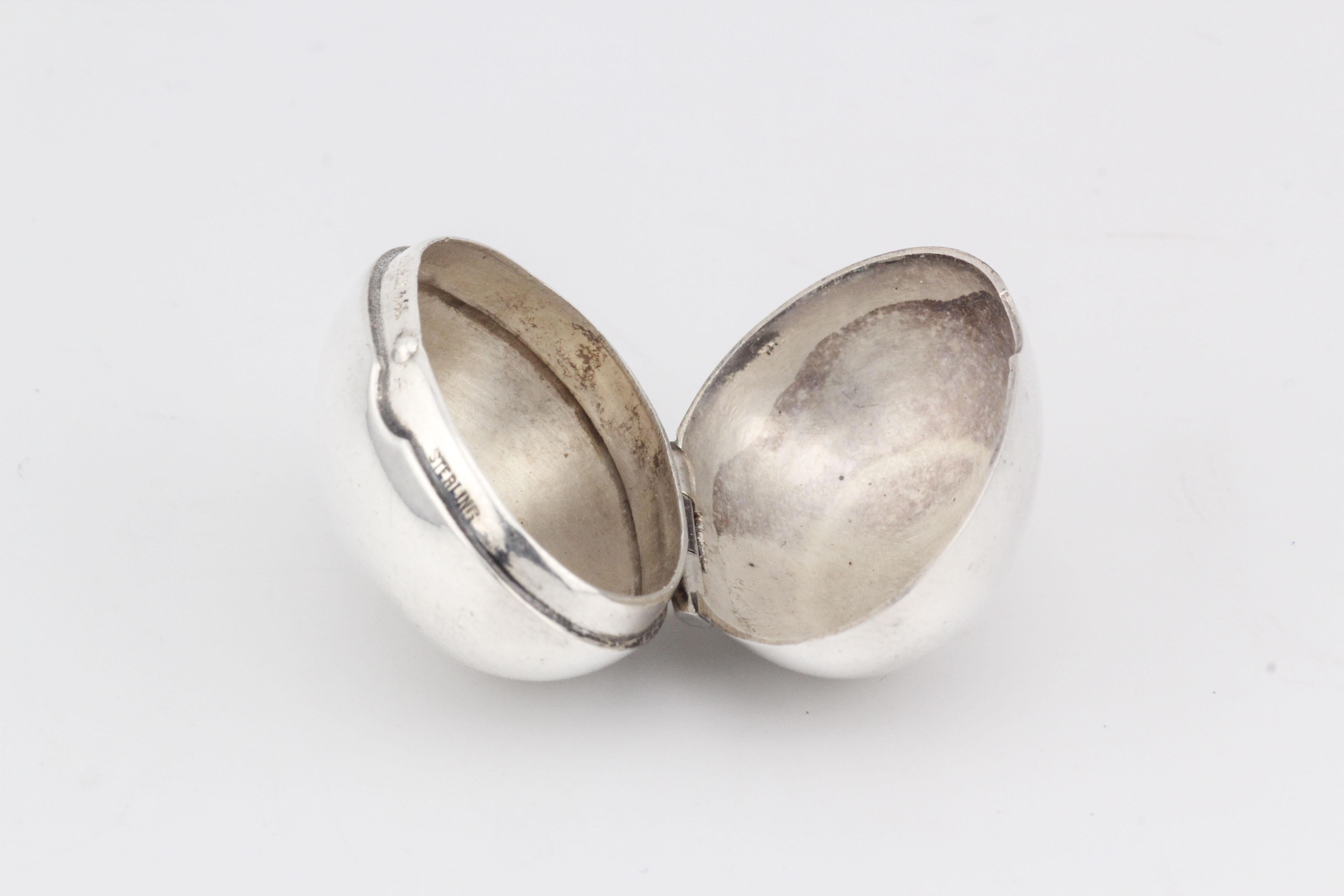 Tiffany & Co. Boîte à pilules en argent Vintage A Silver en vente 4