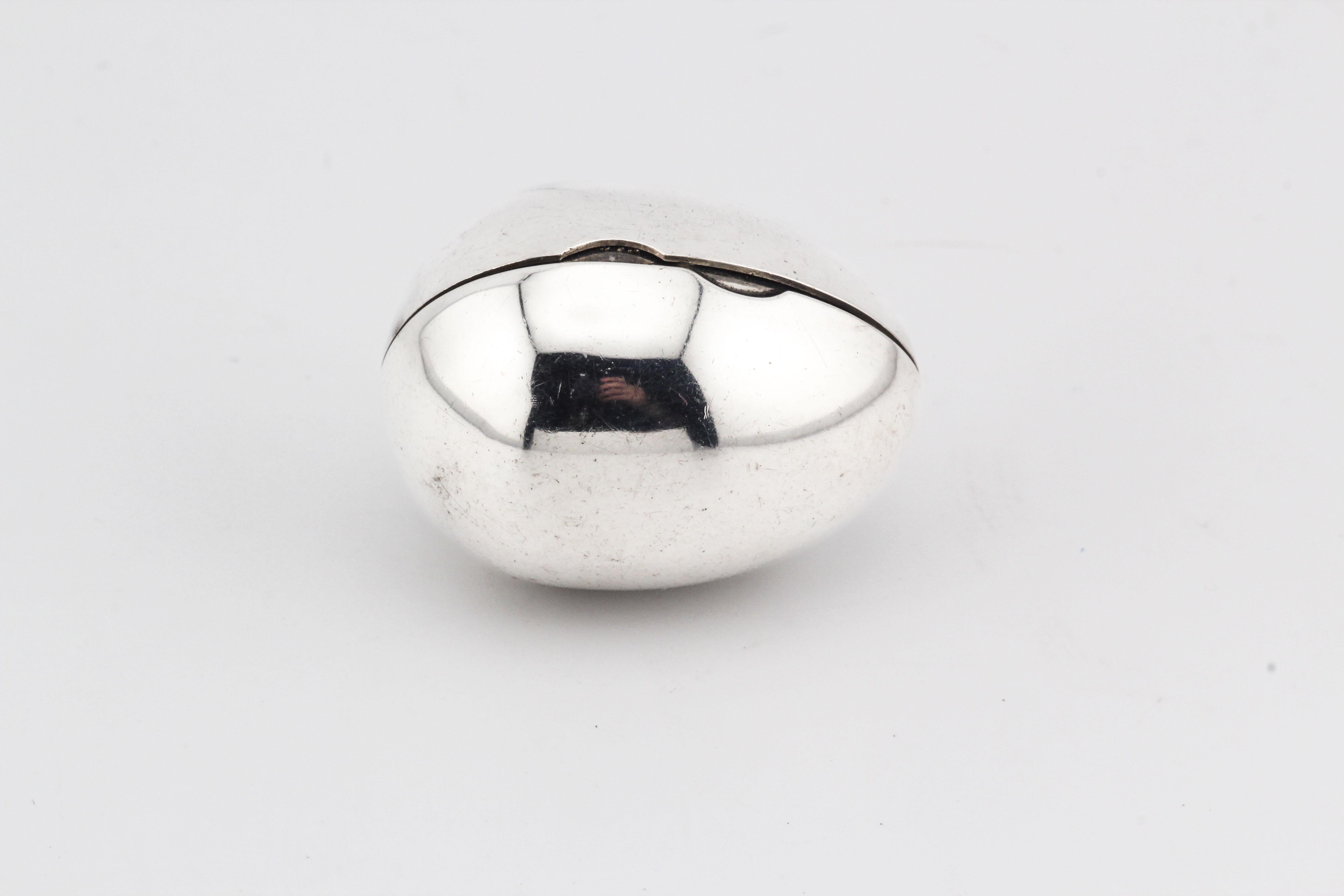 Tiffany & Co. Boîte à pilules en argent Vintage A Silver en vente 5