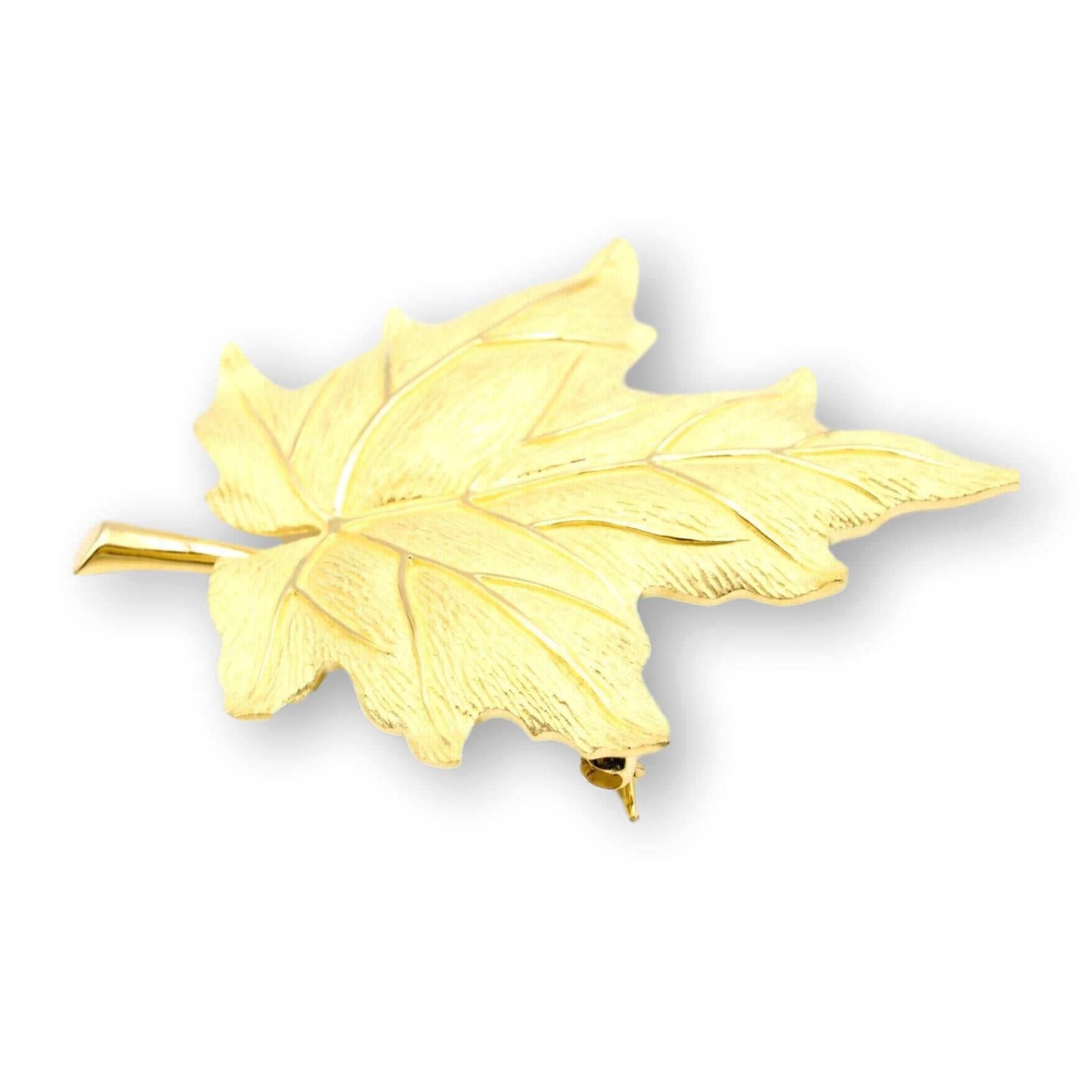 Tiffany & Co. Vintage Sugar Maple Leaf brooch finely crafted in 18 Karat Yellow gold with a Florentine matte finish at the front and high polish gold at the back.

Stamp: Tiffany & Co. 750
Length: 1.6cm
Width:2.0cm
Weight: 13.3 grams

Includes
