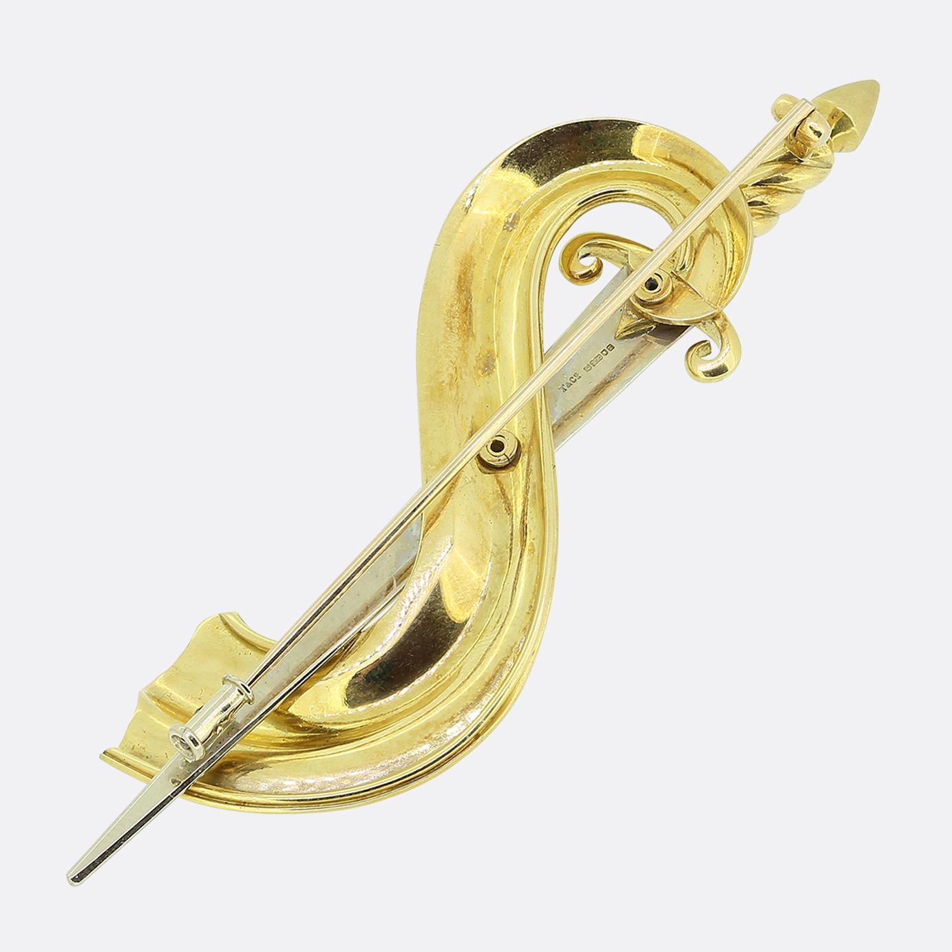 Hier haben wir eine schöne Vintage-Brosche des Luxusschmuckdesigners Tiffany & Co. Dieses Stück wurde aus 18-karätigem Gold in der Form eines Schwertes aus alten Zeiten gefertigt. Ein gerippter Griff aus Gelbgold führt zu einer Klinge aus Weißgold,