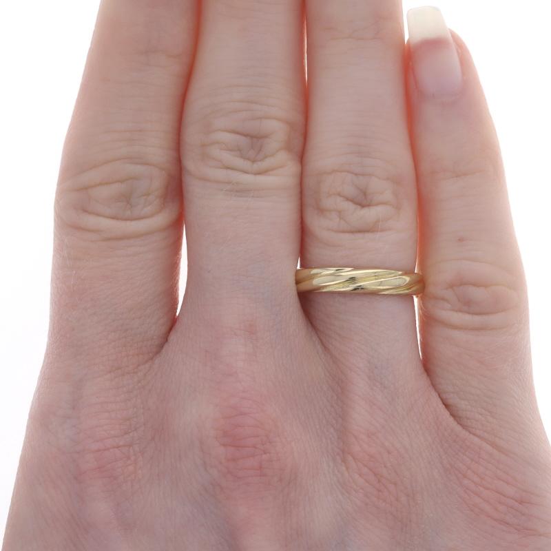 Size: 5 3/4

Brand: Tiffany & Co.
Era: Vintage

Metal Content: 18k Yellow Gold

Style: Wedding Band without Stones
Features: Ribbed Detailing Spanning the Entire Perimeter

Measurements
Face Height (north to south): 5/32