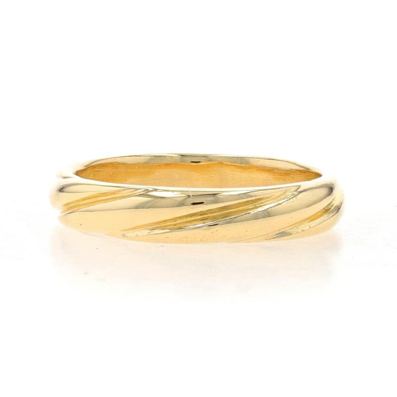 Tiffany & Co. Vintage Wedding Band - Yellow Gold 18k Textured Ring Size 5 3/4 In Excellent Condition For Sale In Greensboro, NC