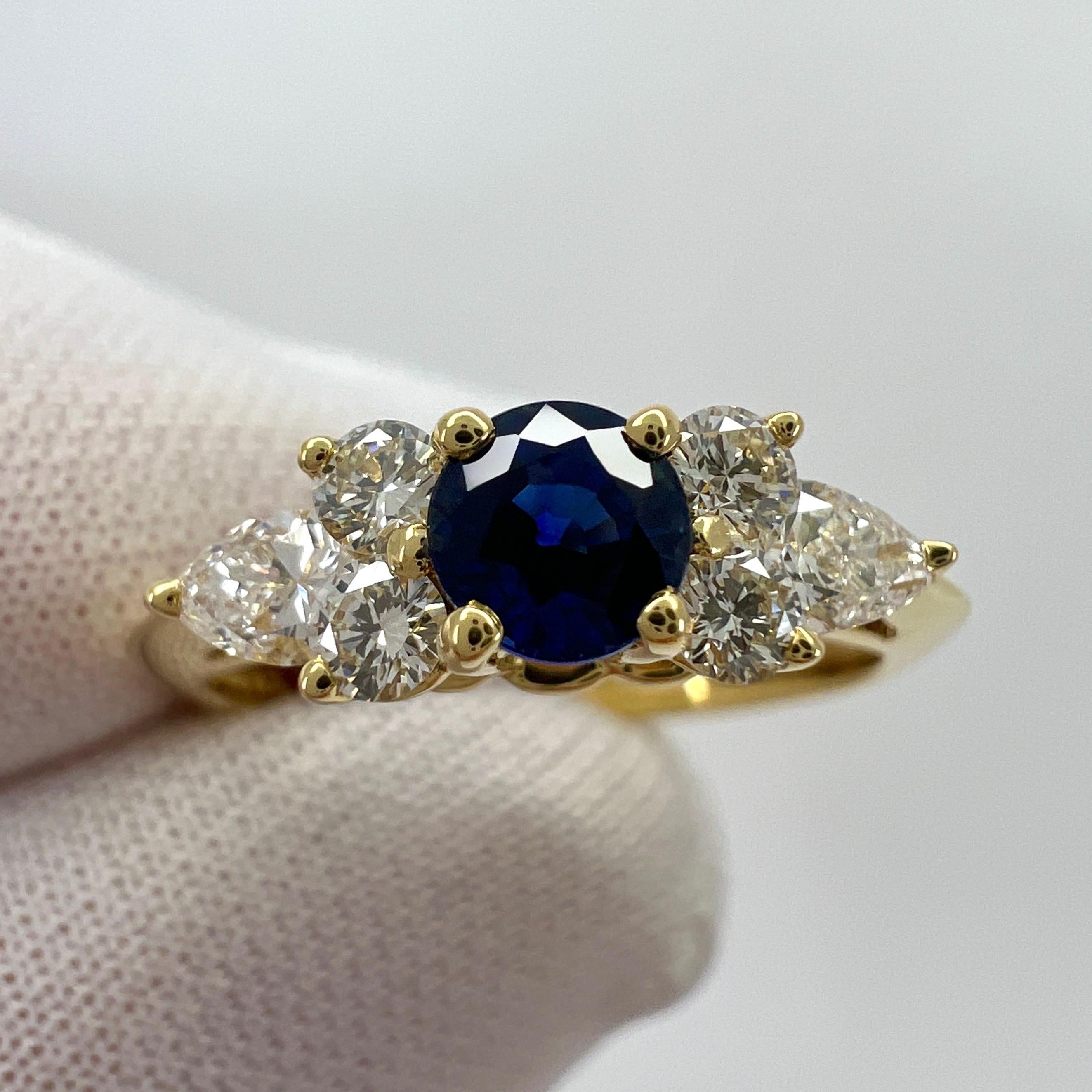 Seltene Tiffany & Co. Saphir & Diamant Butterblume 18k Gelbgold Ring.

Ein wunderschön gearbeiteter Ring aus Gelbgold, besetzt mit einem atemberaubenden 4 mm großen, tiefblauen Saphir im Rundschliff. Hervorragende Farbe, Klarheit und Schliff.