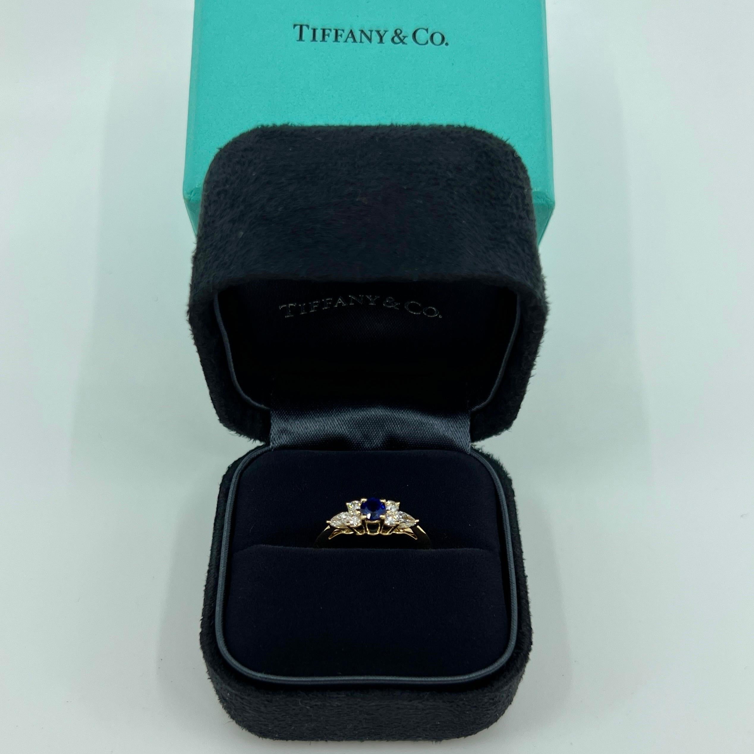 Taille ronde Tiffany & Co. Vivid Blue Round Sapphire And Diamond 18k Yellow Gold Cluster Ring (bague à grappes en or jaune 18k) en vente