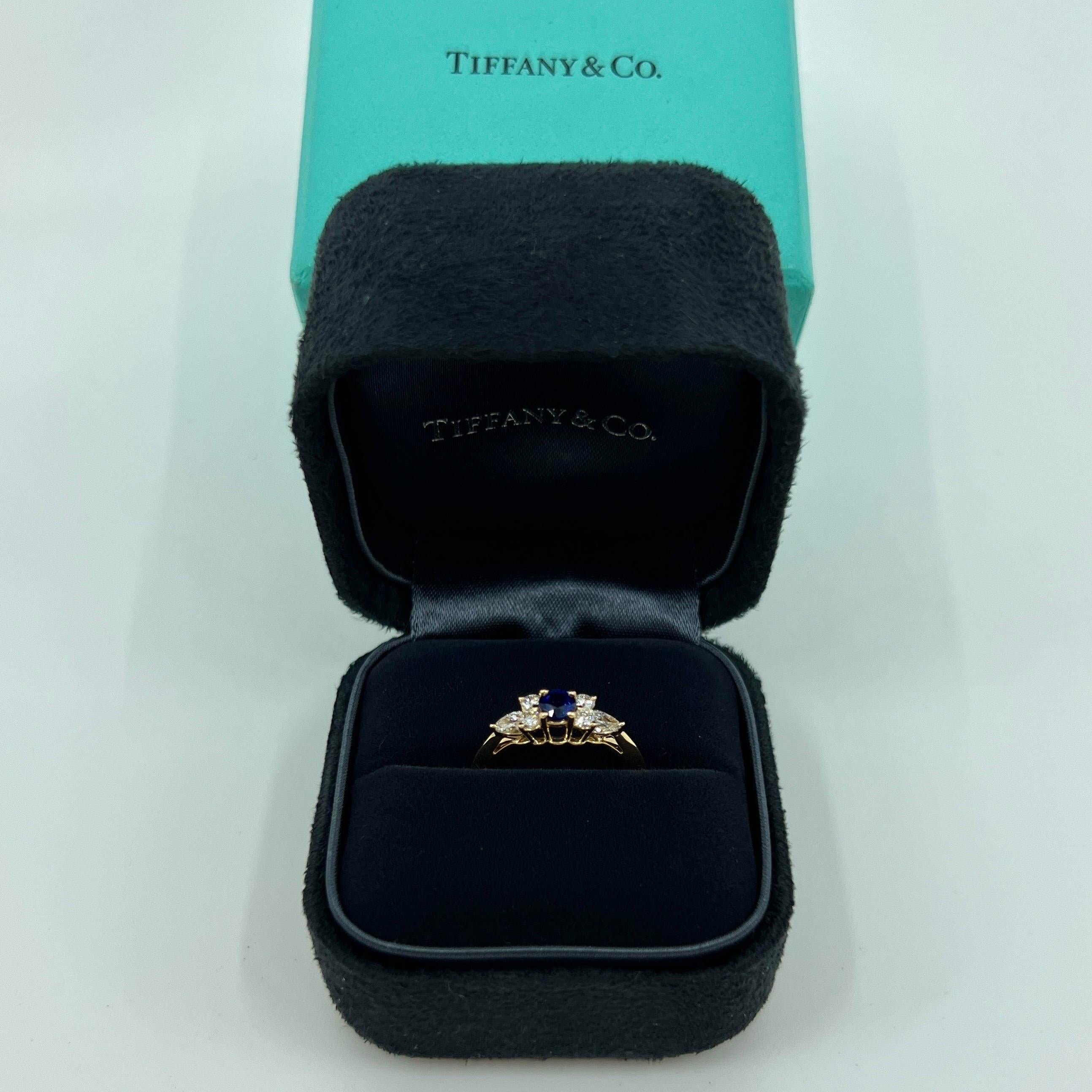 Tiffany & Co. Vivid Blue Round Sapphire And Diamond 18k Gelbgold Cluster Ring im Angebot 1