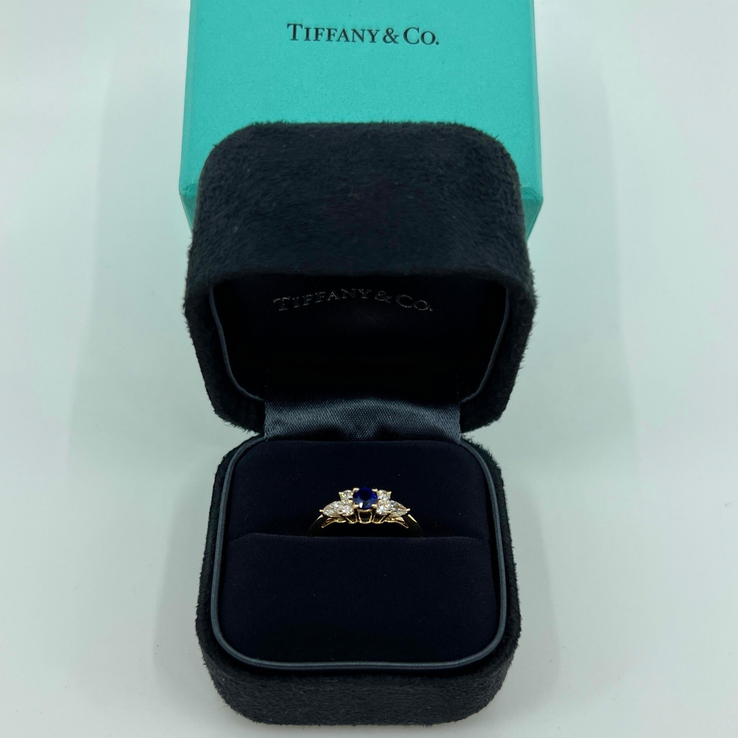 Tiffany & Co. Vivid Blue Round Sapphire & Diamond 18k Gelbgold Cluster Ring (Rundschliff)