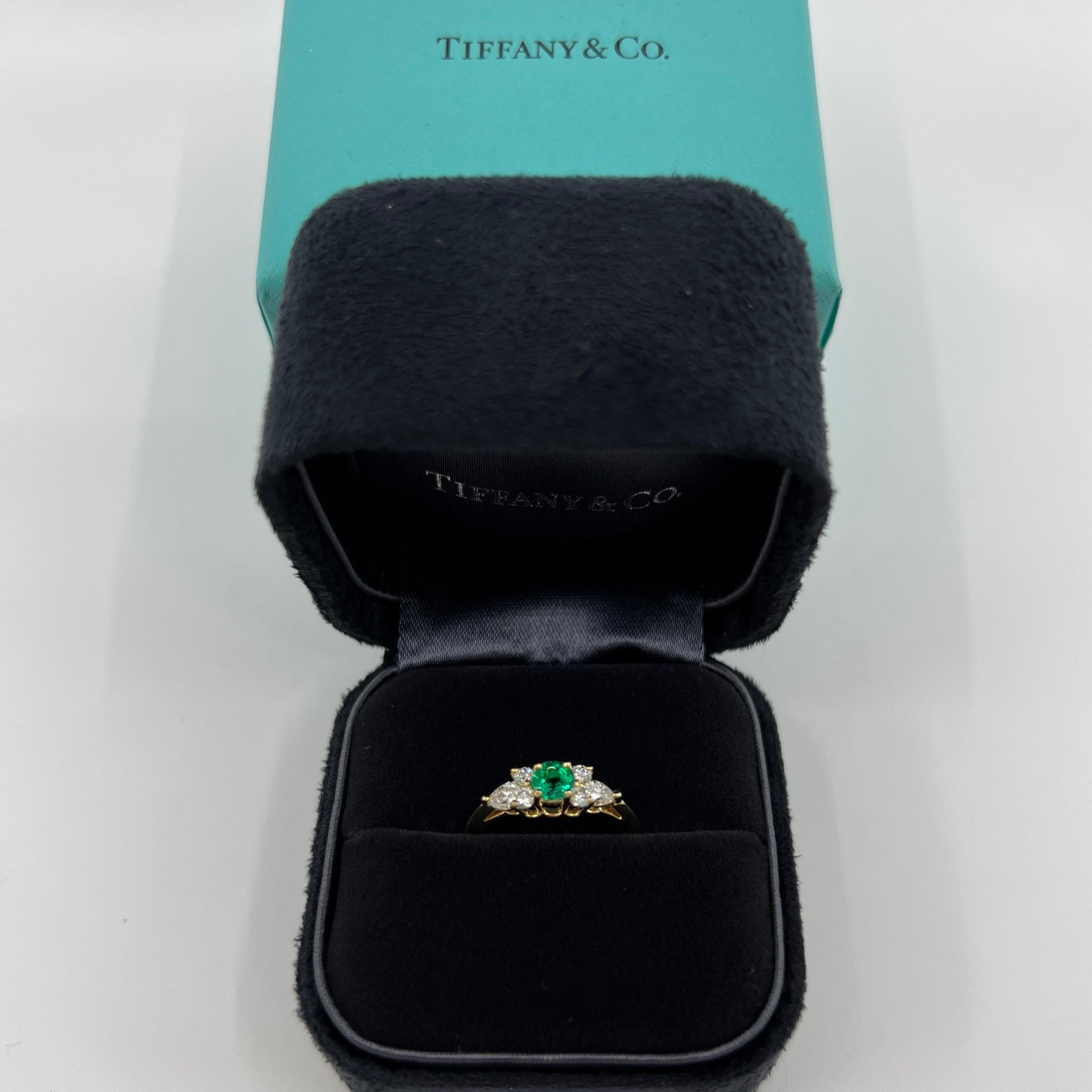 Rare Tiffany & Co. Bague en or jaune 18k avec émeraude et diamant.

Bague en or jaune magnifiquement réalisée, sertie d'une superbe émeraude de 3.9 mm de diamètre à taille ronde et de couleur vert vif. Cette pierre est d'une couleur, d'une clarté et