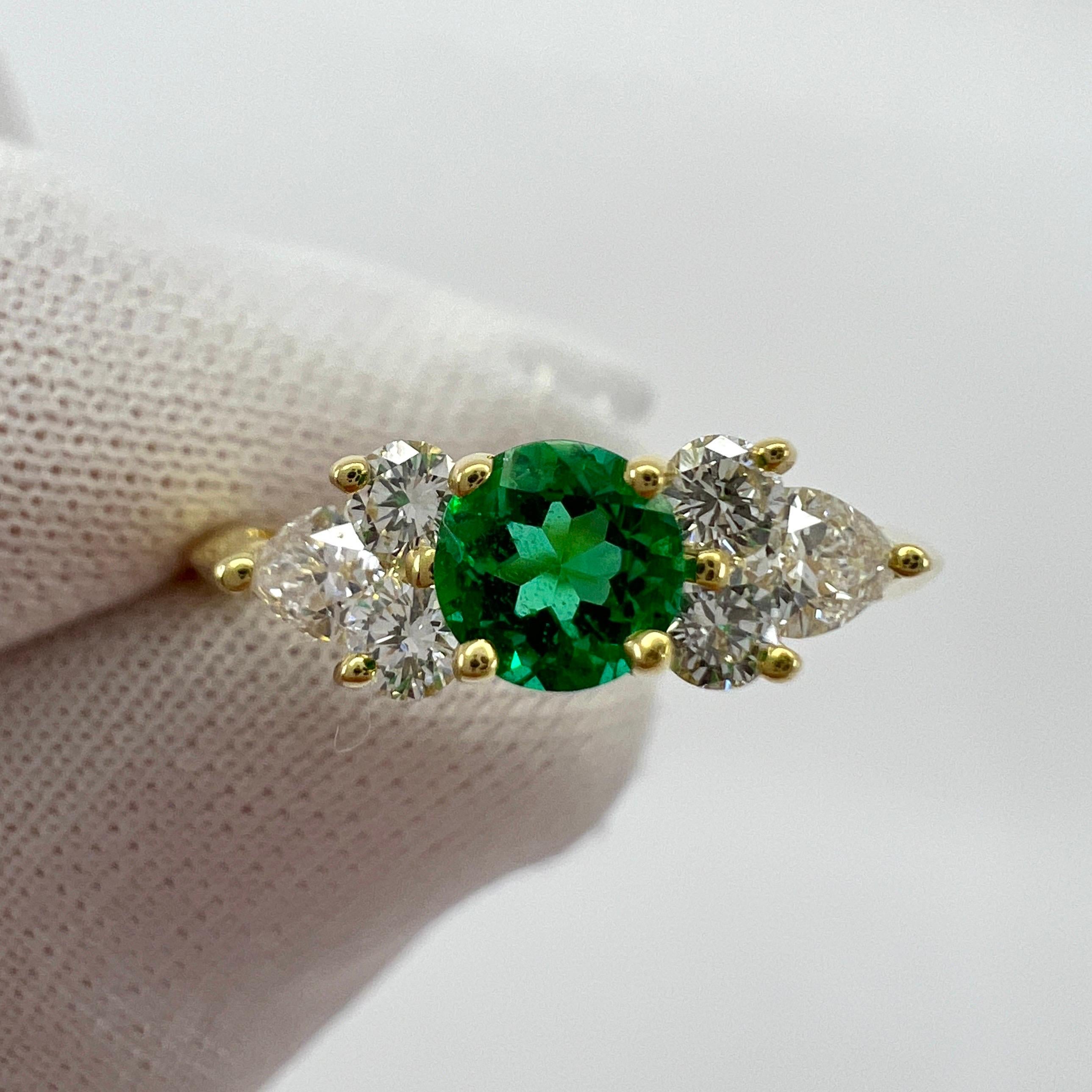 Taille ronde Tiffany & Co. Vivid Green Round Emerald & Diamond 18k Yellow Gold Cluster Ring (bague à grappes en or jaune 18k) en vente