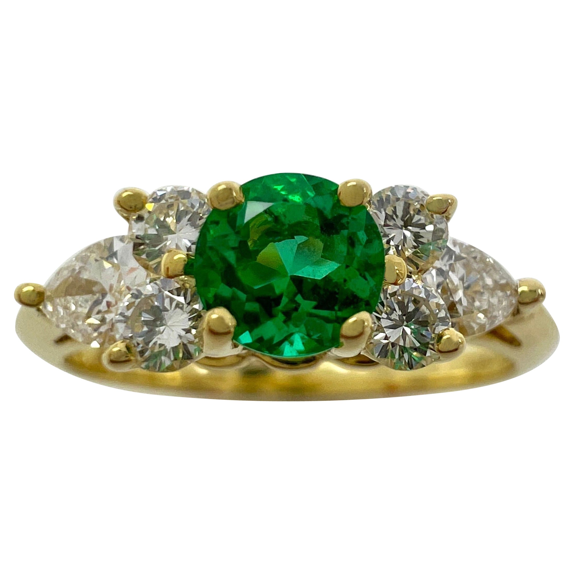 Tiffany & Co. Vivid Green Round Emerald & Diamond 18k Yellow Gold Cluster Ring (bague à grappes en or jaune 18k) en vente