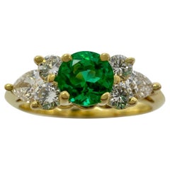 Tiffany & Co. Esmeralda redonda verde vivo y diamante Anillo en racimo de oro amarillo de 18k