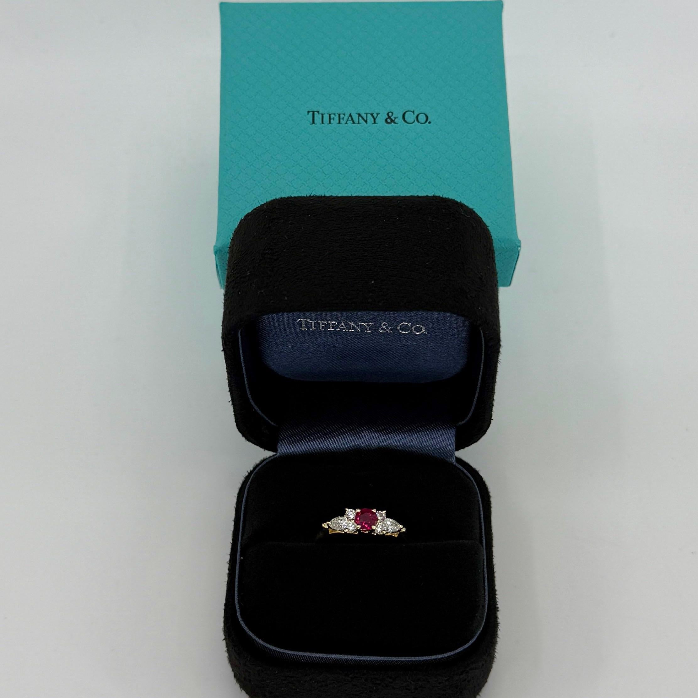 Seltenes Vintage von Tiffany & Co. Rundschliff Rubin & Diamant Butterblume 18k Gelbgold Ring.

Ein wunderschön gearbeiteter Ring aus Gelbgold, besetzt mit einem atemberaubenden 4 mm großen, lebhaft roten, runden Rubin. Hervorragende Farbe, Klarheit