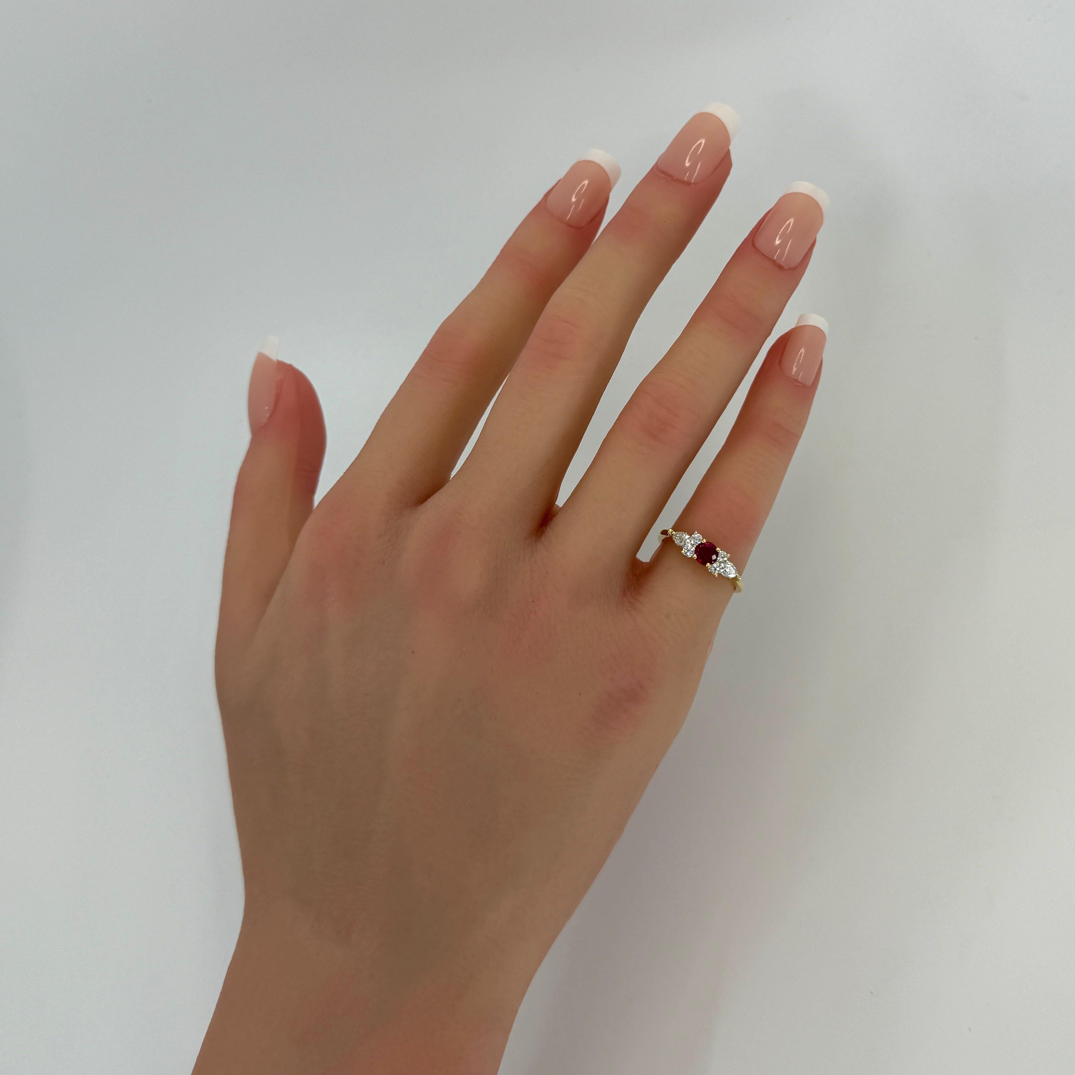 Tiffany & Co. Vivid Red Round Cut Ruby & Diamond 18k Gelbgold Cluster Ring im Angebot 1