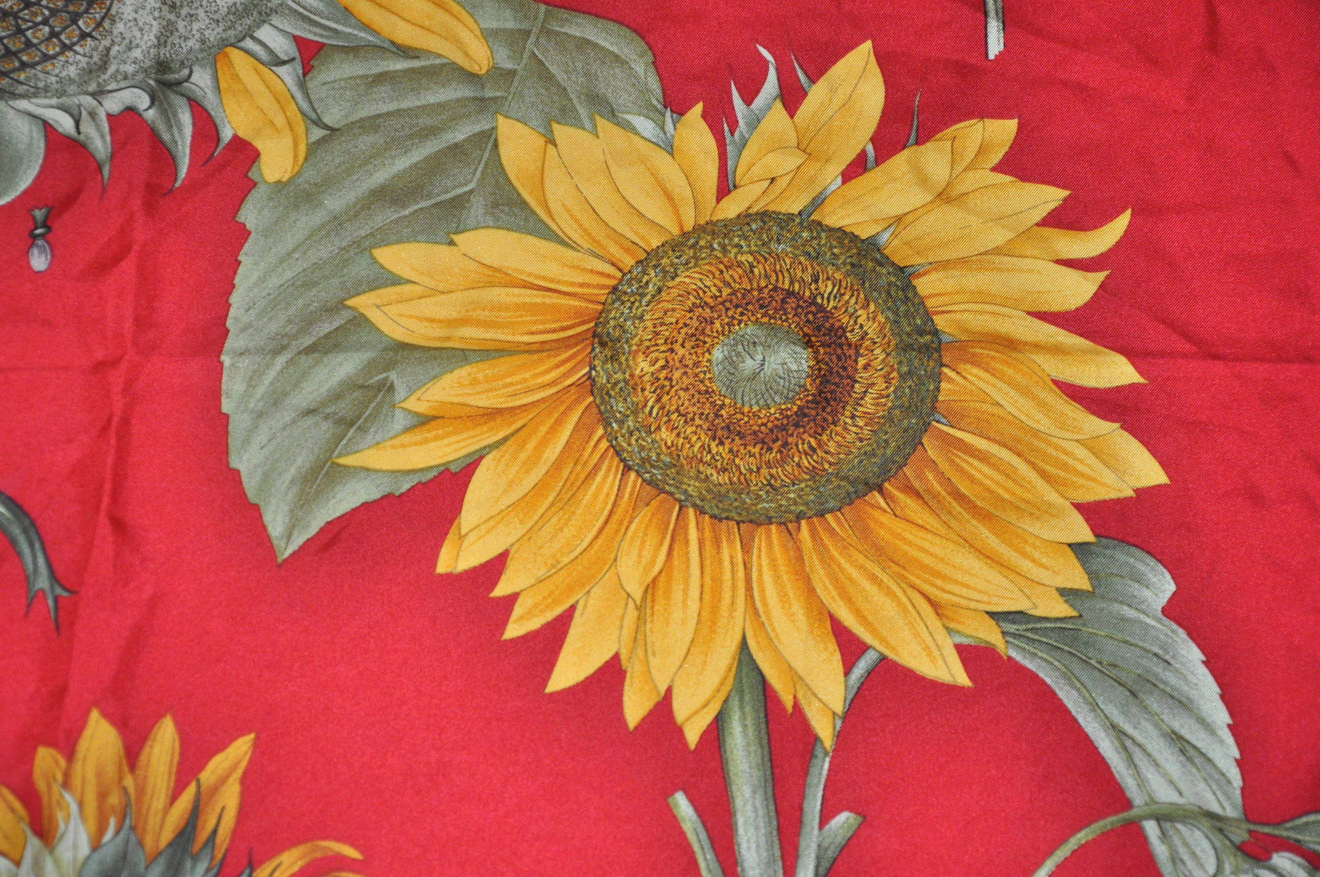 Rouge Tiffany & Co. Écharpe en soie « Blooming Sunflowers » aux couleurs vives. en vente