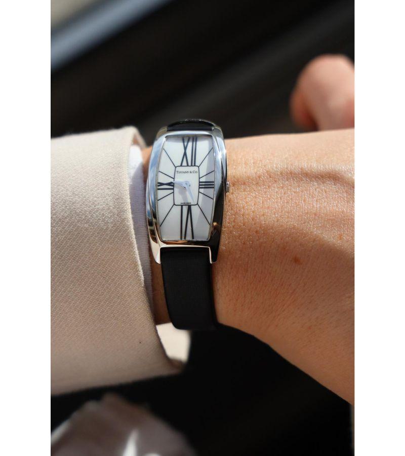Watch signed by the House of Tiffany & Co. in stainless steel. model Gemea-NOS released in 2011. quartz movement. Dial size: 4.15 x 2.30 x 0.70 cm. Synthetic leather strap. Strap length: 21 cm. Total weight: 26.66 g. Excellent condition

