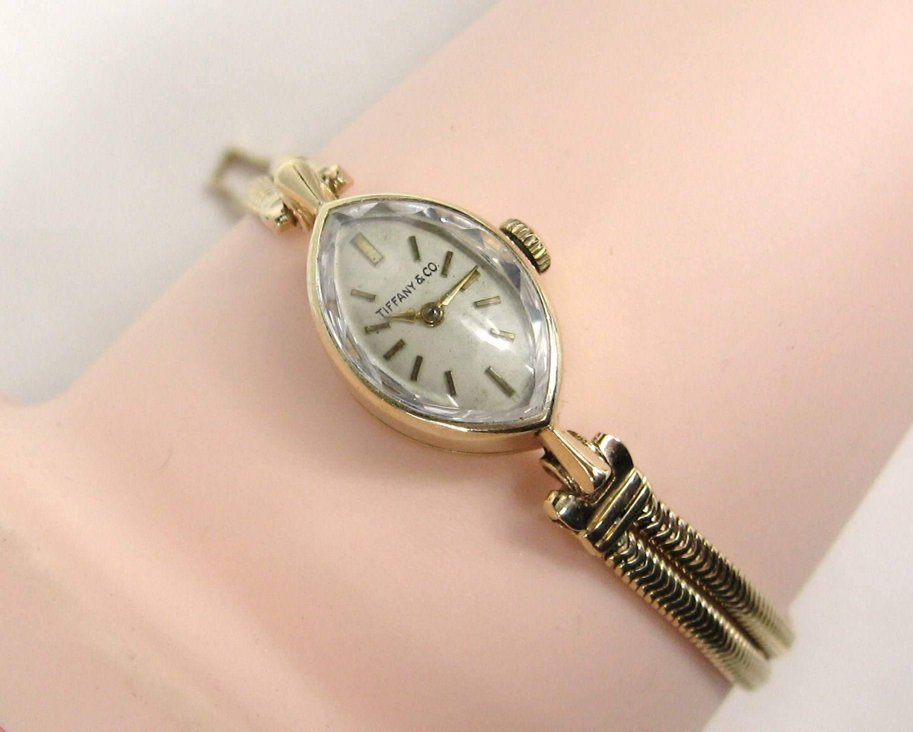 Lovely 1940's Tiffany und Unternehmen 14K Gold Watch und Band. 17 Jewel eingestellt 2 Positionen. Die Uhr funktioniert. Maß 6.75 von Ende zu Ende. Wird ein 6 bis 6,25 Zoll Handgelenk gut passen. Gesicht misst 1,09 Zoll von oben nach unten x .51