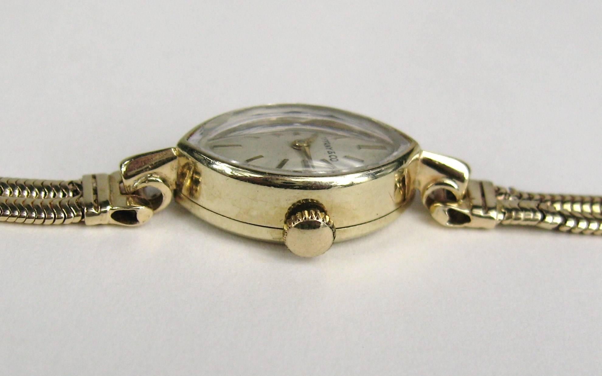 Tiffany & Co. Uhr Damen 14 Karat Gelbgold Oval Face Armbanduhr, 1940er Jahre im Zustand „Gut“ im Angebot in Wallkill, NY