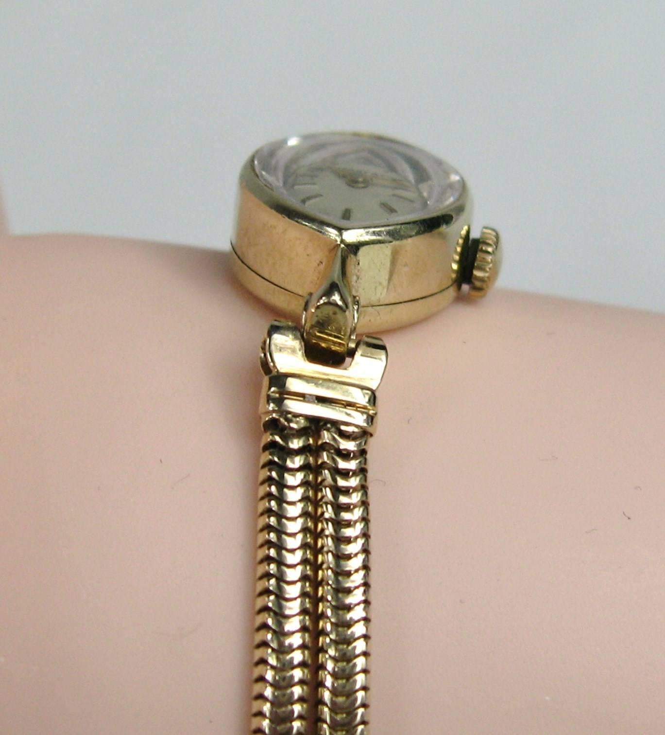 Tiffany & Co. Watch Ladies 14 Karat Yellow Gold Oval Face Wristwatch, 1940s In Good Condition For Sale In Wallkill, NY