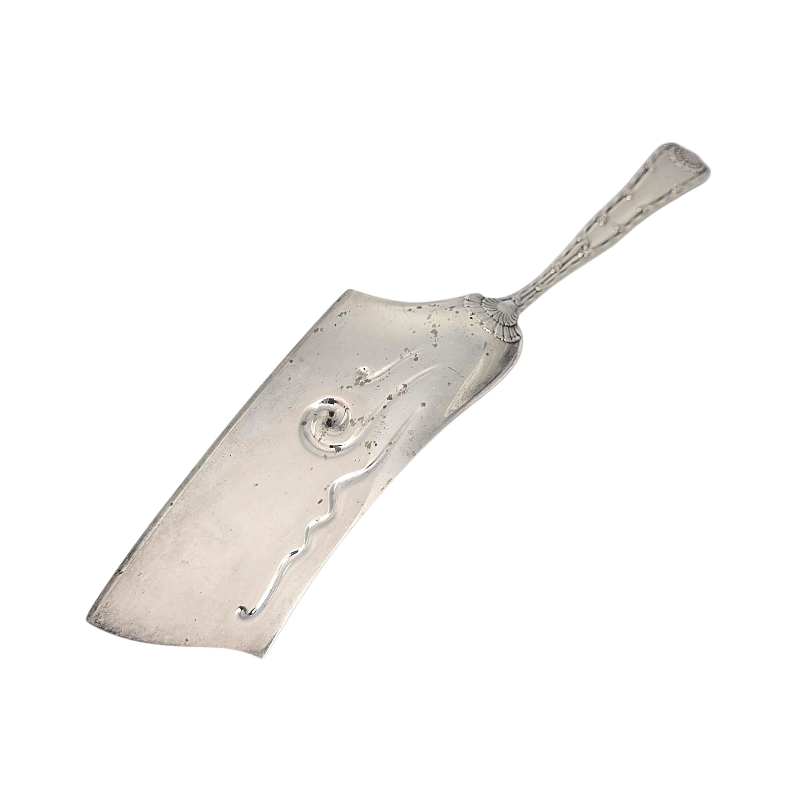 Hachette à glace en argent sterling au motif Wave Edge de Tiffany & Co avec monogramme

Le Monogramme semble être le SB

Le motif Wave Edge est un motif marin conçu par Charles T. Grosjean. Cette grande tranche de glace est ornée d'un motif de