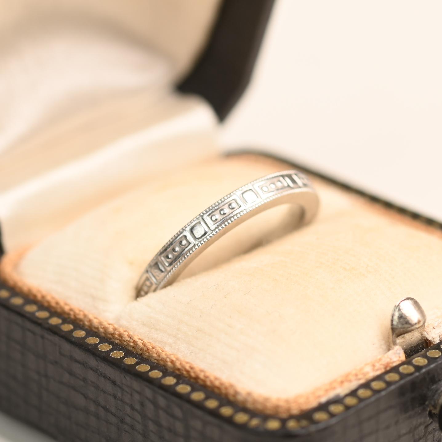 Esta elegante alianza Tiffany & Co. presenta un distintivo diseño geométrico grabado, acentuado con finos detalles milgrain, que confieren a la pieza textura y sofisticación atemporal. Su refinada artesanía refleja la perdurable reputación de