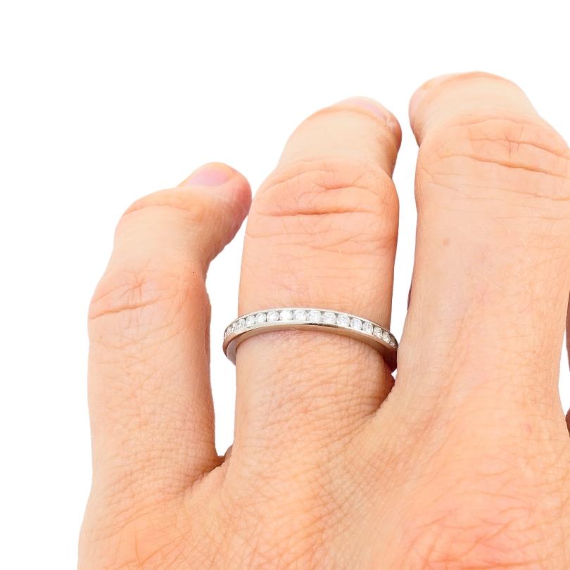 Ein klassischer Ehering von Tiffany & Co. aus Platin und Diamanten. 
Der Ring ist mit einer Reihe runder Brillanten besetzt, die nahtlos in das Platinband eingefasst sind. Das Karatgewicht beträgt ~0,50 Punkte. Platin ergänzt den Glanz der Diamanten