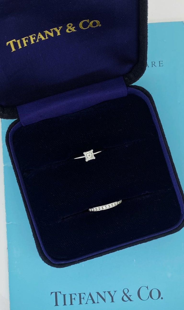 Conjunto de Boda Tiffany and Co: Anillo de compromiso de diamantes talla  princesa + banda de diamantes en venta en 1stDibs España, image size:768x1293