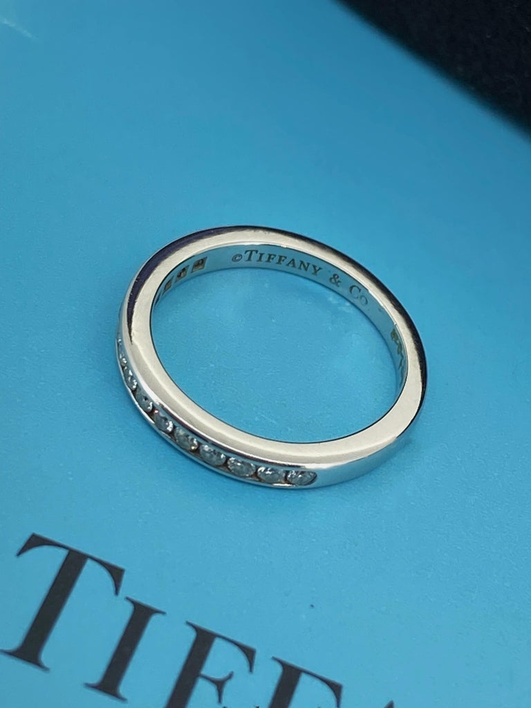 Conjunto de Boda Tiffany and Co: Anillo de compromiso de diamantes talla  princesa + banda de diamantes en venta en 1stDibs España, image size:768x1024