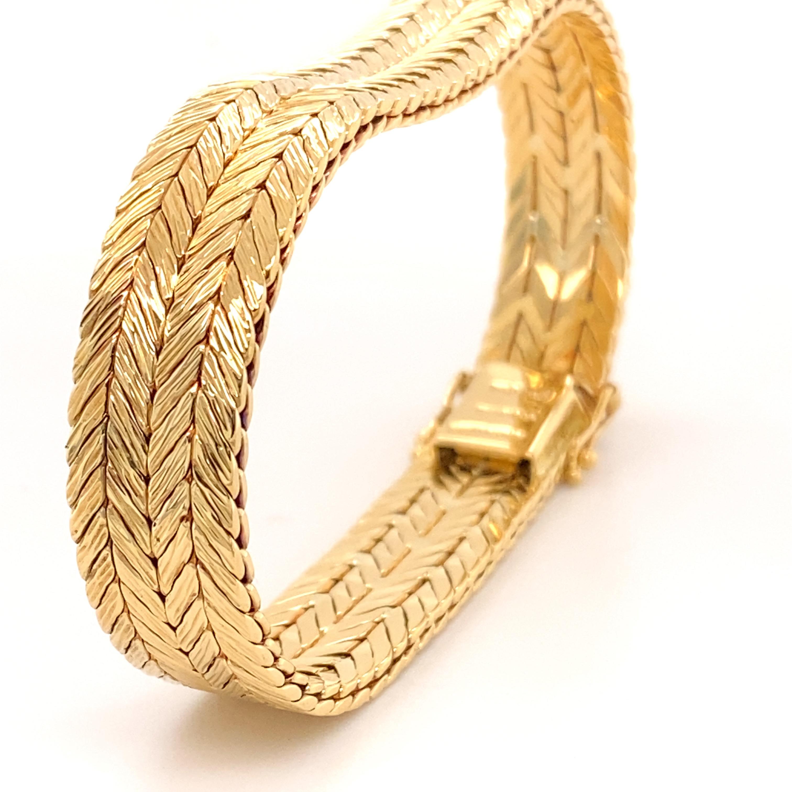 Tiffany & Co. Bracelet tissé à double rangée à chevrons en or jaune 18 carats, Allemagne de l'Ouest Unisexe en vente