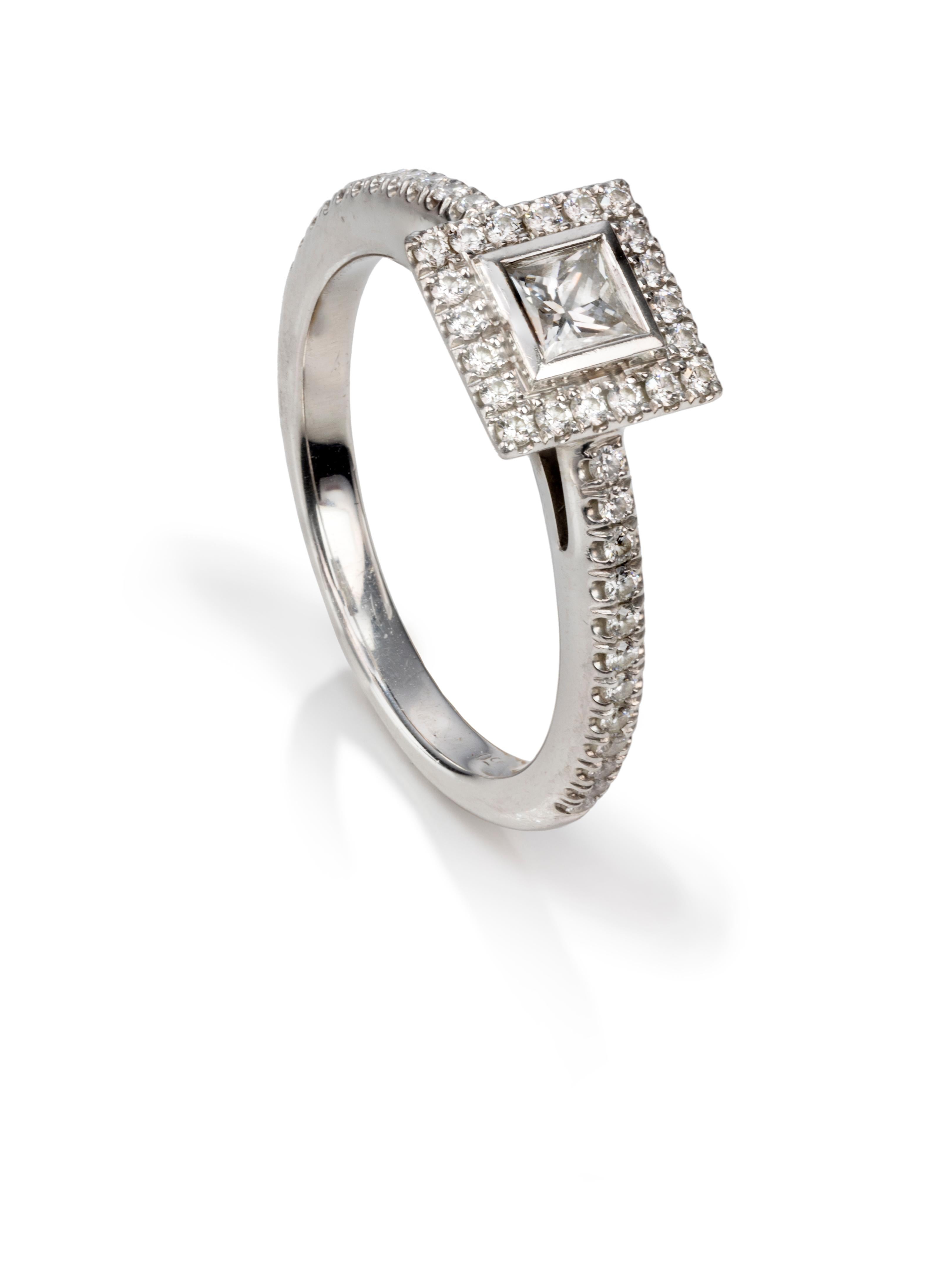 Dieser kleine Ring von Tiffany's ist bezaubernd.  Ein perfekter Ring für den kleinen Finger oder Stapler.  Der Ring stammt aus der Grace